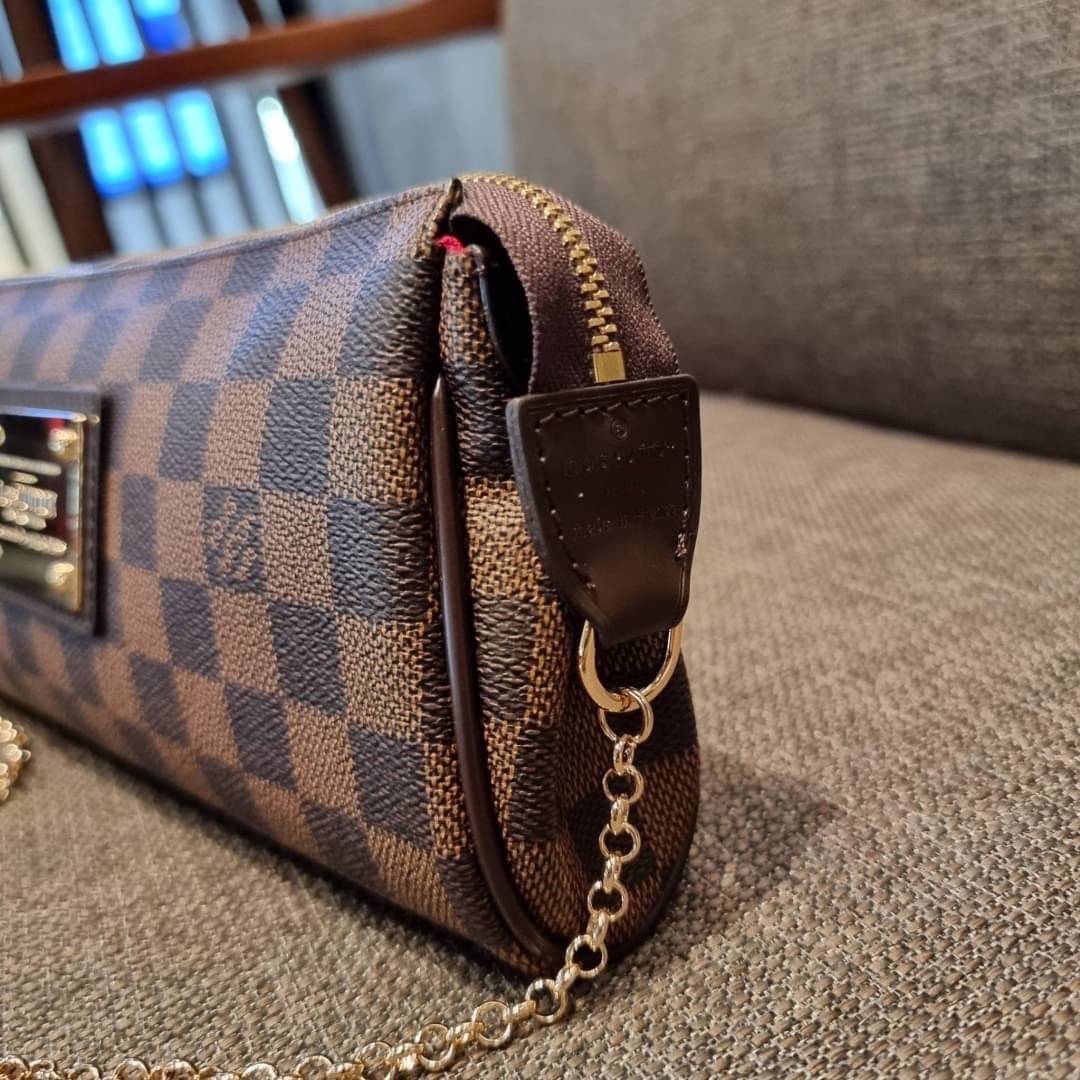 LV CROSSBODY CLUTCH BAG WITH CHAIN / LV Eva Clutch Crossbody Bag กระเป๋าสะพายวีไอพีพรีเมี่ยม วัสดุหนังแคนวาสคุณภาพ โลโก้เพลทอะไหล่ทอง คมชัด หรูหรา เปิด-ปิดกระเป๋าด้วยซิป ภายในเป็นช่องโล่ง ใส่ของใช้สำคัญได้สบายๆ มือถือ พาวเวอร์แบงค์ เครื่องสำอางค์ ของจุกจิ