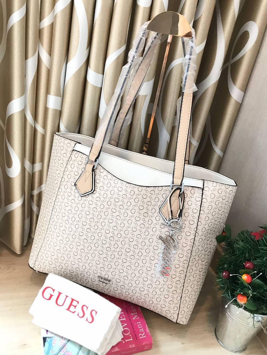 GUESS Factory Women's Diem Logo-Print Tote กระเป๋าถือหรือสะพายไหล่ ใบใหญ่ pu. เนื้อดี ลายแบรนด์ รอบใบ พร้อมพวงกุญแบรนด์ ภายในแบ่งช่องเป็นสัดส่วน จุได้เยอะ ใส่ A4 ได้ หูหิ้วสะพ่ยไหล่ได้ค่ะ