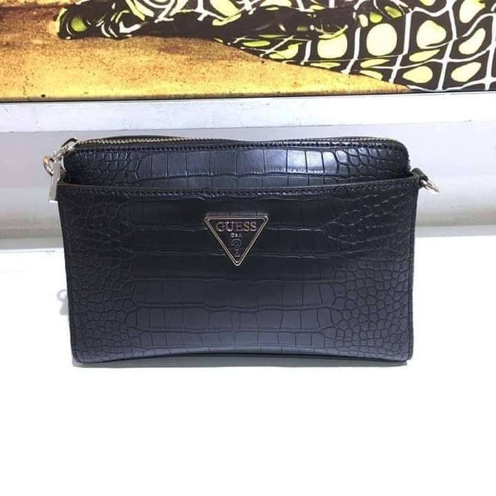 ของแท้ 💯% Guess maddy girlfriend crossbody กระเป๋าสะพายรุ่นใหม่ล่าสุดจาก Guess factory วัสดุ PU คุณภาพดีนิ่ม น้ำหนักเบา ด้านหน้าประดับด้วยโลโก้แบรนด์สวยโดดเด่น
