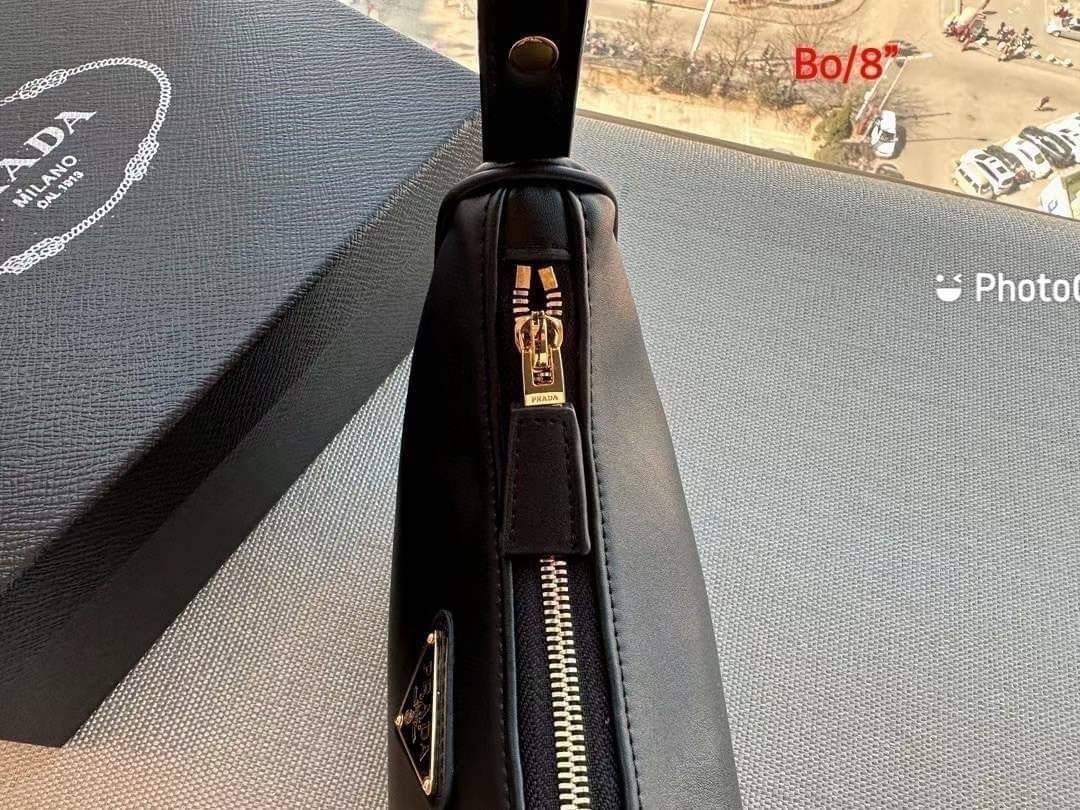 PRADA HOBO LEATHER SHOULDER BAG ฮอตไอเท็ม กระเป๋าถือ/สะพาย ทรงโฮโบ สวยผู้ดี ใช้งานง่าย โดดเด่นด้วยโลโก้สีทอง เปิด-ปิดด้วยซิป มีหูหิ้วในตัว ภายในเป็นช่องโล่ง ใส่ของสำคัญได้สบายๆ บอกเลยห้ามพลาดจ้า