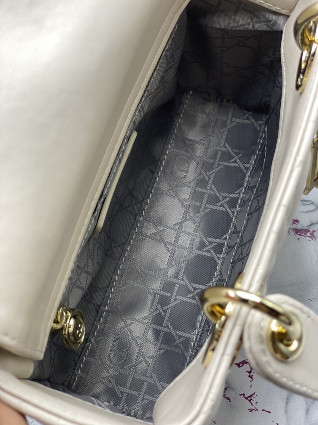 หนังแท้ DIOR LADY BAG 20cm ความสง่างามอีกหนึ่งรุ่นของ Dior รูปทรงสีเหลียม ขนาดกระทัดรัด ตั้งอยู่ทรง ฐานกระเป๋าแข็งแรง มีหมุดรองฐาน ดีไซน์ที่มีเอกลักษณ์เฉพาะตัว ด้านหน้าตกแต่งด้วยตัวอักษร D.I.R ห้อยเป็นพวงกุญแจ จะถือด้วยมือหรือสะพายไหล่ก็ดูดีมากๆ ค่ะ