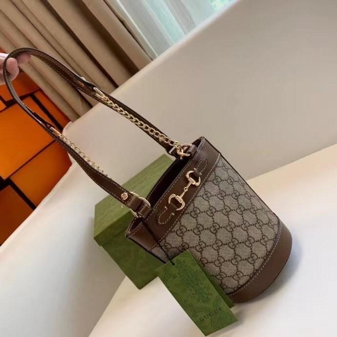 VIP 】Gucci Horsebit Gift Bag กระเป๋าสะพายข้าง Premiumgift วัสดุหนังแท้ เปิด-ปิด ด้วยกระดุมแม่เหล็ก ด้านในโล่ง ใส่ตังค์ ใส่โทรศัพท์ Iphone+ ได้ สายยาวปรับระดับได้ Crossbody ได้ น้ำหนักเบา มาพร้อมกล่องแบรนด์ สวยหรูดูแพง จะซื้อใช้เองหรือเป็นของขวัญก็เหมาะ ได