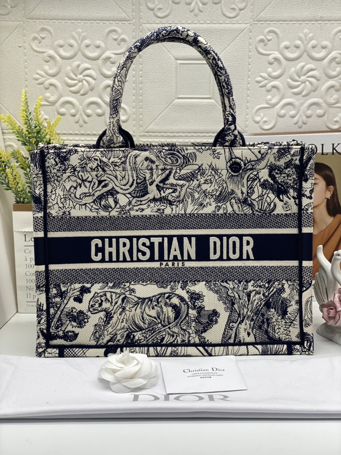 CHRISTIAN MEDIUM DIOR BOOK TOTE เอกลักษณ์ของความหรู เป็นทางช็อปปิ้งBag ที่ต้องมี ภายในโล่งกว้างมาก ใส่ของแบบแน่นๆ จุๆไปได้เลย น้ำหนักเบาสบาย งานออริปักขึ้นรูปสวยมาก มี code stamp พร้อมส่งที่ไทย ภาพสินค้าถ่ายจากงานขายจริง ใช้งานต่างประเทศได้ค่ะ
