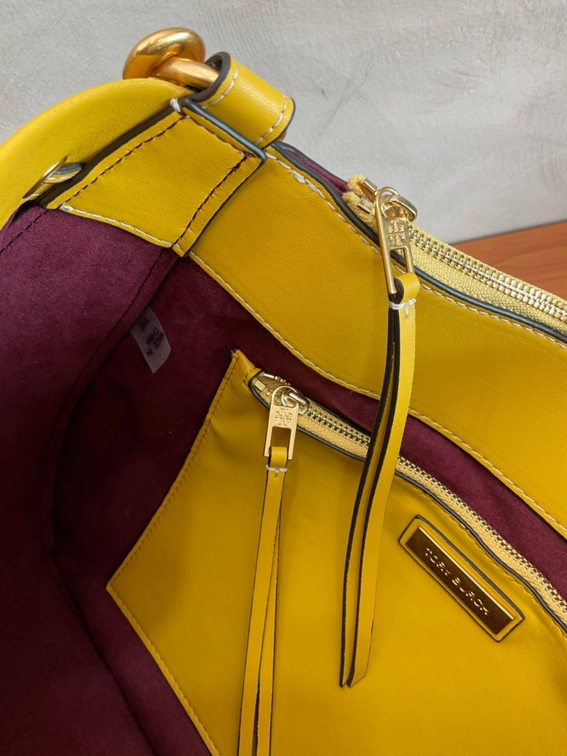 Tory burch t monogram jacquard drawstring hobo New Collection 2021 กระเป๋าถือและสะพายข้าง Monogram จาก tory burch ทำจากผ้าใบ jacquard ตัดด้วยหนังวัวแท้