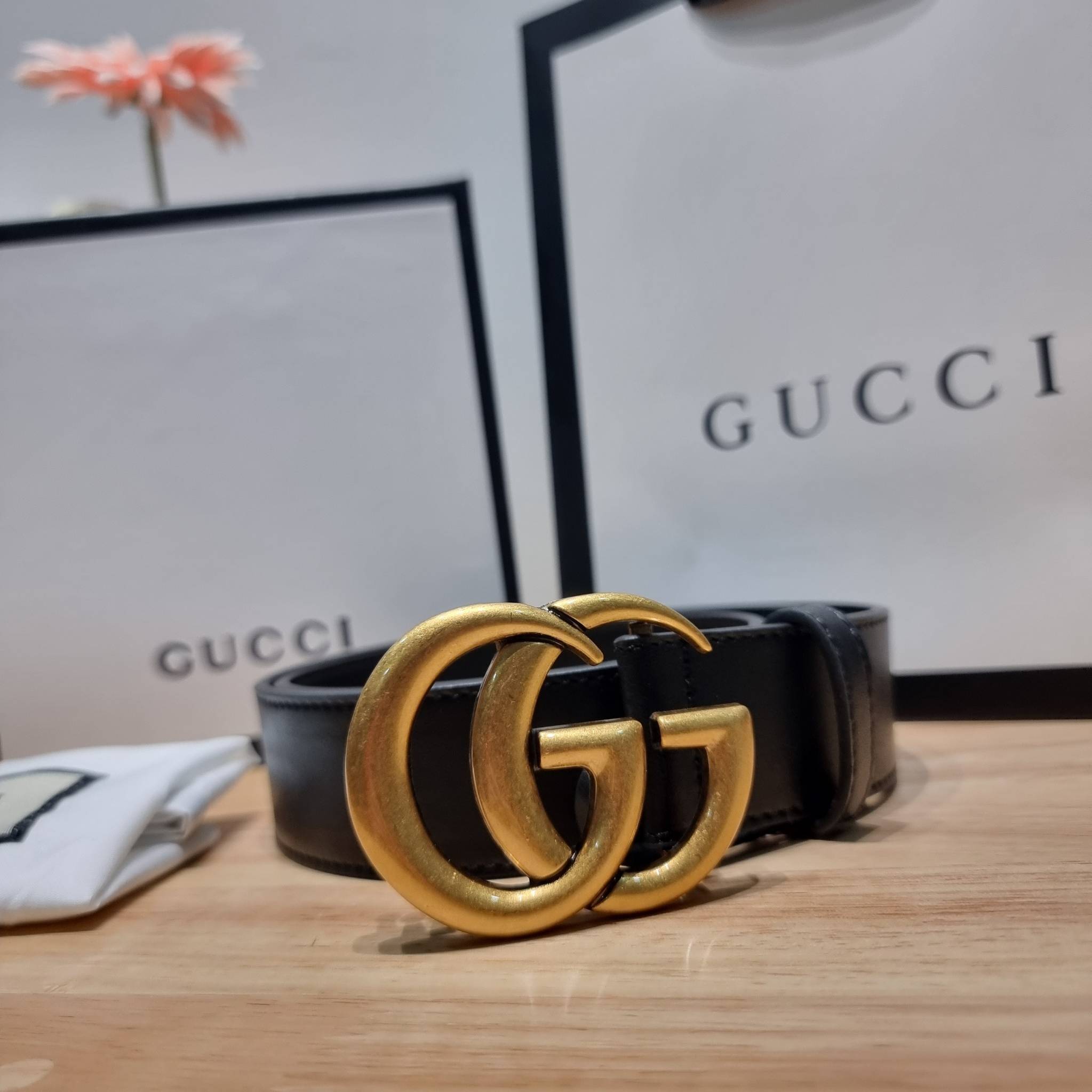GUCCI BELT / GG belt 3.5cm เข็มขัดสีดำสุดคลาสสิค รุ่นโลโก้ ใหญ่ เรียบง่าย ผู้ดี เป็นซิกเนเจอร์ ด้วยดีไซน์ double buckle อะไหล่สีทองวินเทจ ทำให้ใช้งานเป็น everyday use ได้เลย วัสดุหนังสวย พร้อมออริจินัล box ที่สุดของการคอมพลีทลุทด้วยเข็มขัดเส้นนี้เส้นเดียว