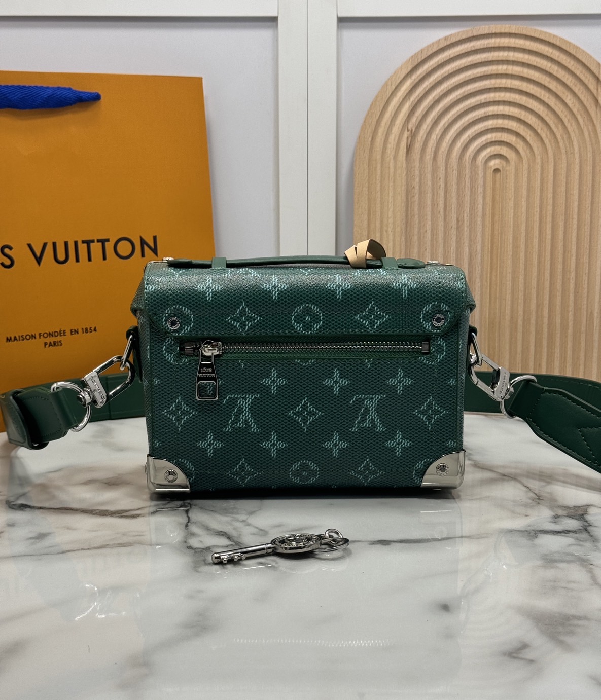 LV Soul Trunk Monogram Heritage Canvas Bag กระเป๋าสะพายทรงกล่องสีเขียวสดใส รุ่นใหม่สุดไอคอนิก มาพร้อมชาร์มห้อยรูปอุ้งเท้าน้องหมาน่ารักโดดเด่นน่ารักมากๆ สะพายข้างชิคๆ พร้อมตอบรับได้ทุกลุค ทุกสไตล์ไปเลยจ้า