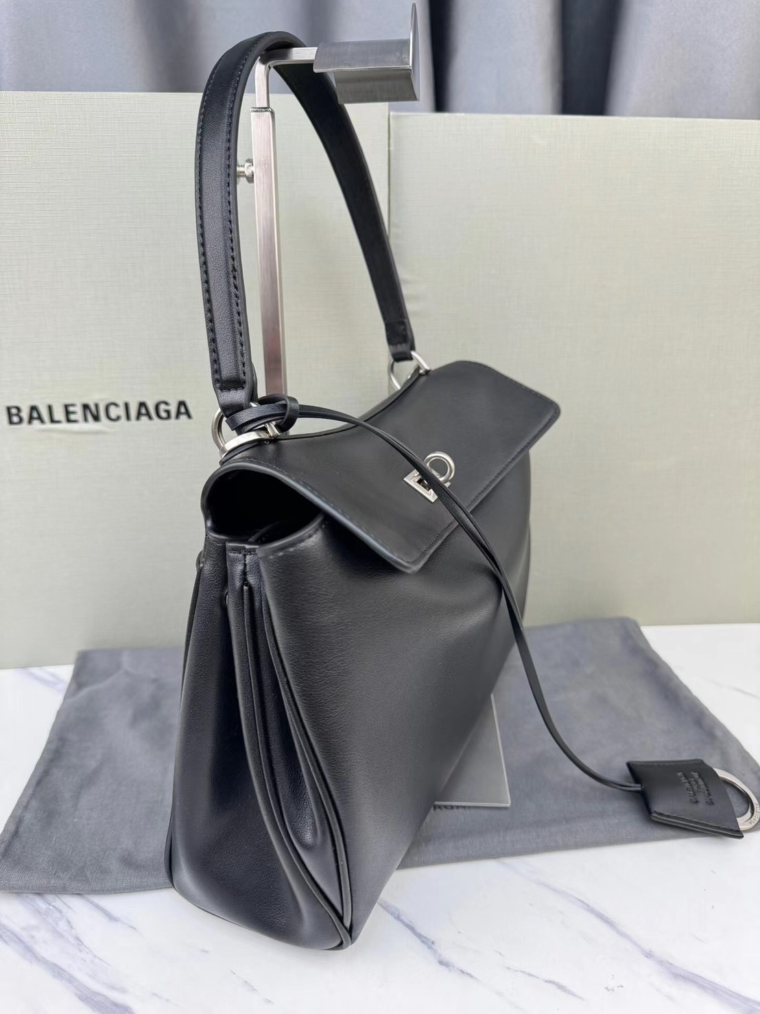 Balenciaga Rodeo Small Handbag in Black 25cm กระเป๋าสะพายหนังเรียบผิวสัมผัสนุ่มสบายผิว ดีไซน์เรียบหรูตามเอกลักษณ์ของแบรนด์ ภายในโล่งกว้าง จุของได้เยอะ ใบจริงน้องสวยน่าใช้มาก