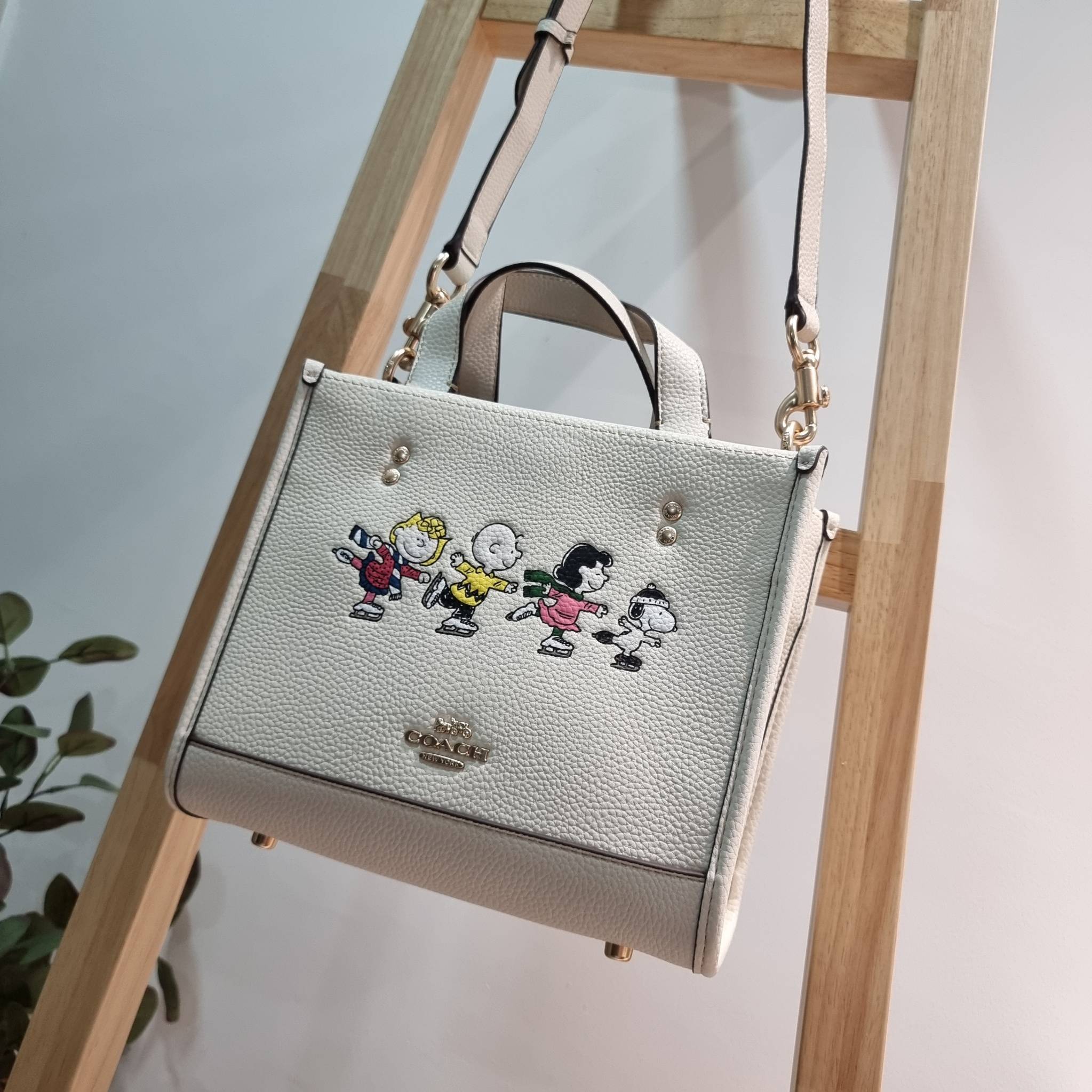 Coach X Peanuts Dempsey Tote 22 With Snoopy And Friends Motif CE850 คอลเลคชั่นใหม่ น้องน่ารักเกินต้านไปมาก!! กับกระเป๋าทรงโท้ท ไซส์กำลังสวย ดีไซน์ ลายการ์ตูนยอดฮิต ที่ใครๆก็ต้องรู้จัก พิมพ์คมชัดลงบนหนัง pepble ผิวสัมน่าใช้ ปากกระเป๋ามีกระดุมแม่เหล็กปิดกัน