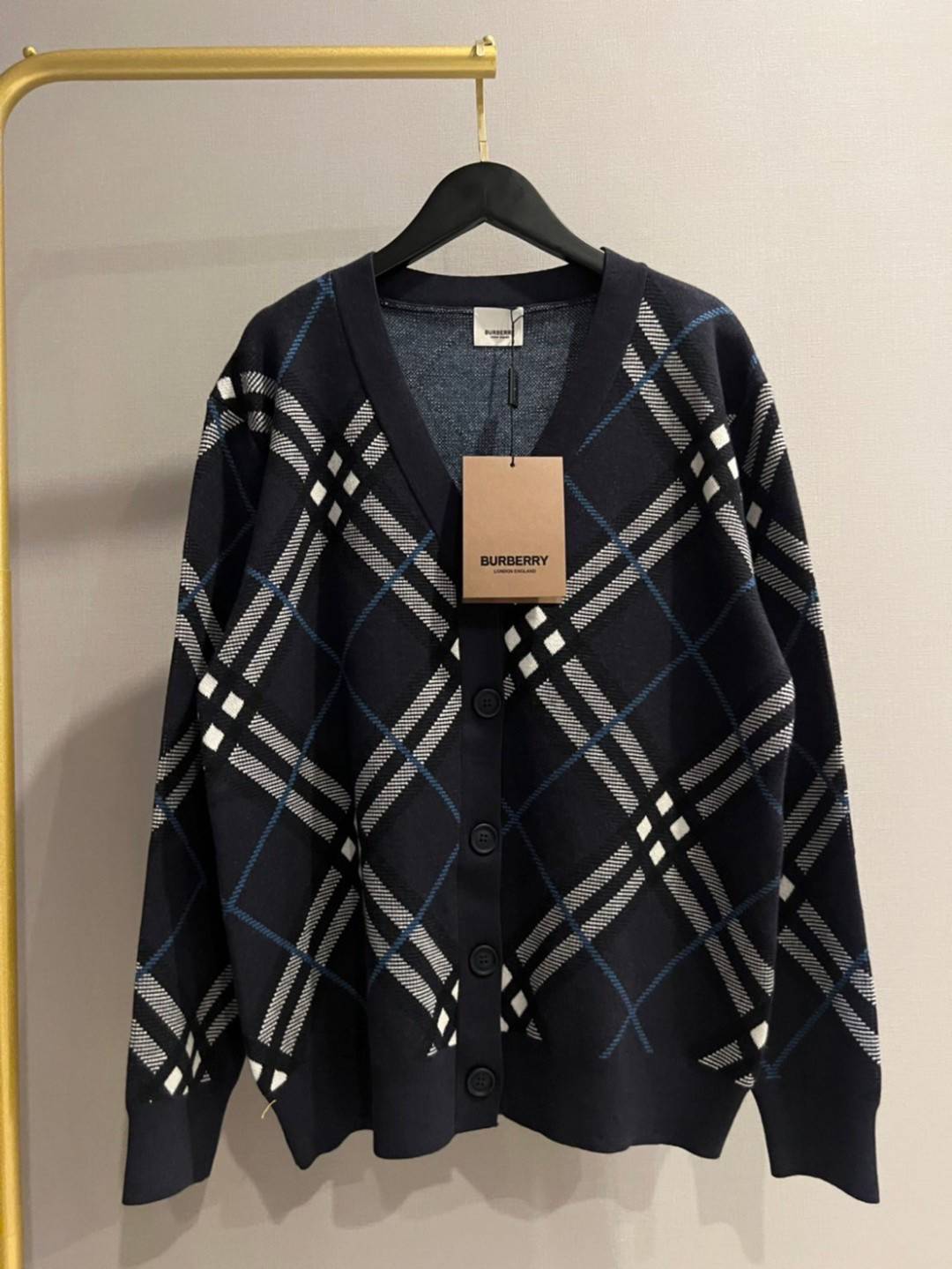 TOP ORI | BURBERRY CARDIGAN งานไหมพรม ลายใหม่สุดคลาสสิค ผ้าดีหนานุ่ม งานสวยตัวเดียวไว้ keep look เสื้อสเวตเตอร์งานแบรนด์ เนื้อผ้าอย่างดีงานนำเข้าจากโรงงานเทียบแบรนด์ เกรดท็อปออริจินอล เกรดดีสุด เทียบแท้