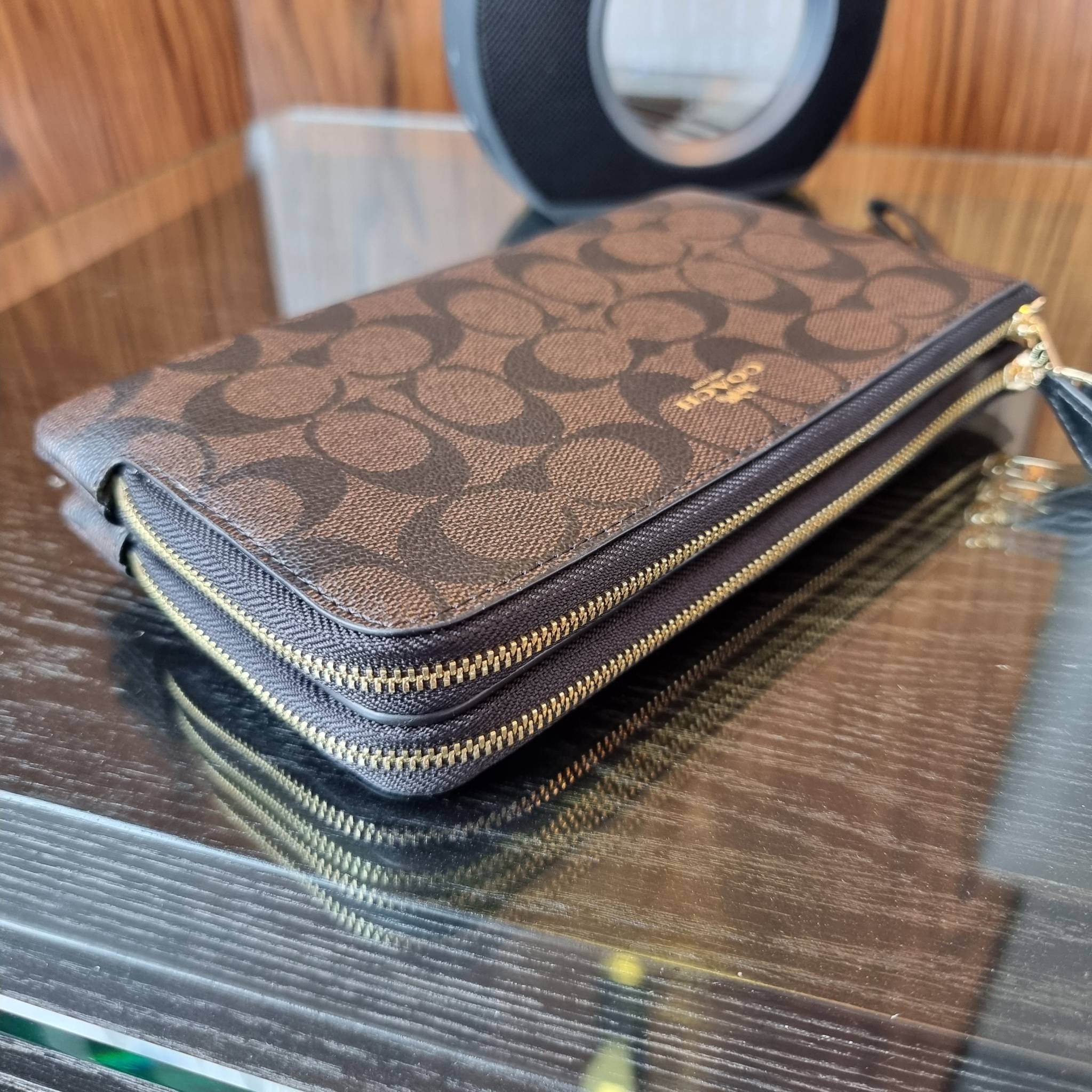 COACH F54057 DOUBLE ZIP WALLET IN SIGNATURE กระเป๋าคล้องมือ size L ใบนี้ใส่มือถือได้ทุกรุ่น ขนาดกำลังดี พกพาสะดวกมากๆ วัสดุหนังสังเคราะห์ ภายในเป็นผ้าสีสวยคม ใส่ธนบัตร ใส่บัตรได้เยอะ ใส่มือถือได้สบายๆทุกรุ่น ตอบโจทย์สาวๆที่ไม่ชอบพกเยอะวุ่นวายจ้า ใบนี้เอาอ