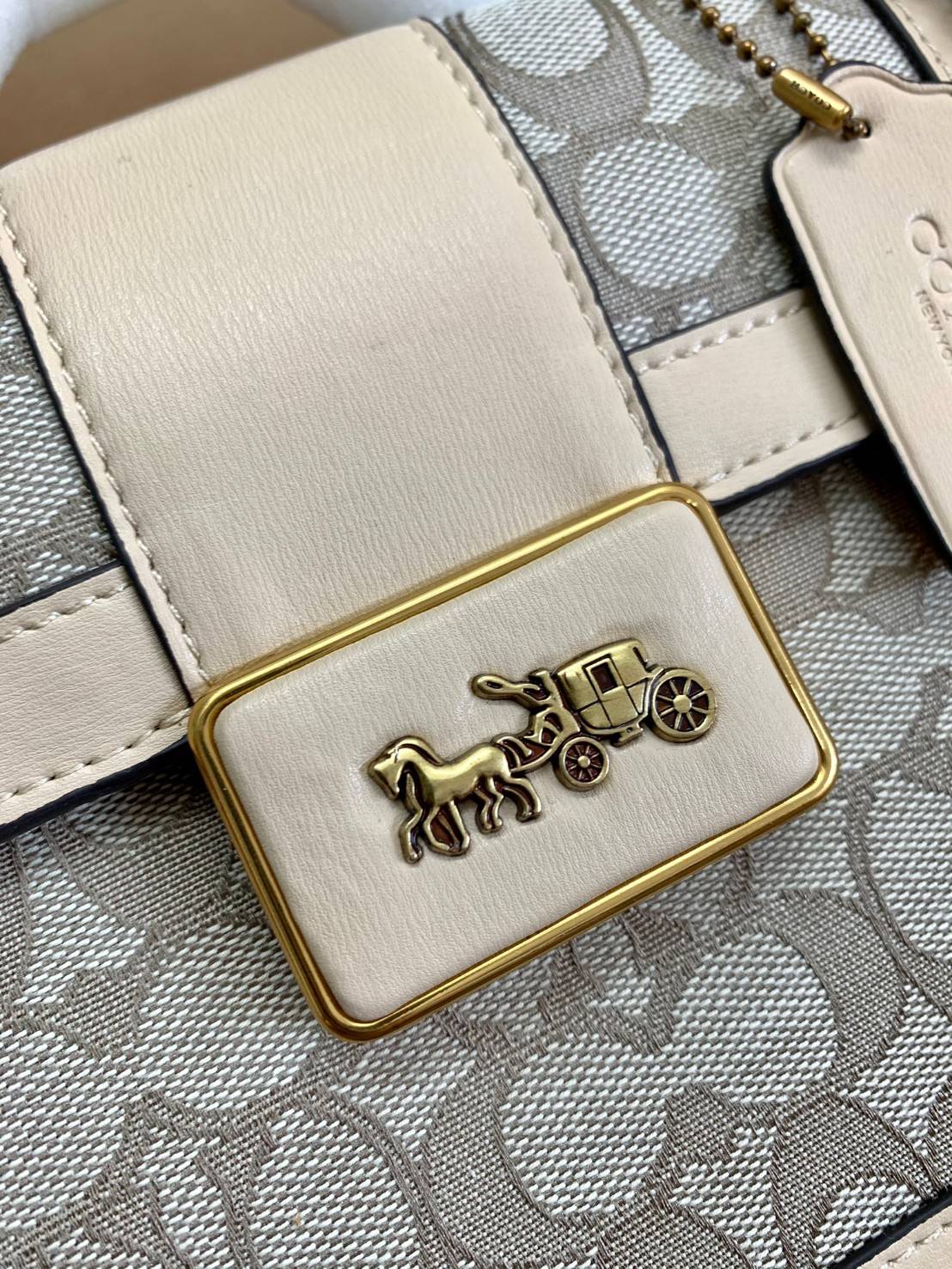 ใบจริงสวยหรูมากๆค่ะ💥 COACH ALIE TOP HANDLE IN SIGNATURE JACQUARD ((C4822)) พร้อมส่งที่ไทยค่ะ! กระเป๋าหิ้ว//สะพายข้าง วัสดุ Jacquard+หนังแท้ได้ลงตัวสวยงามมากๆค่ะ คลาสสิคสุดๆ เปิดปิดกระเป๋าแบบกดล็อค ช่องหลักกางออกได้กว้างสามารถใส่กระเป๋าเงินใบกลางได