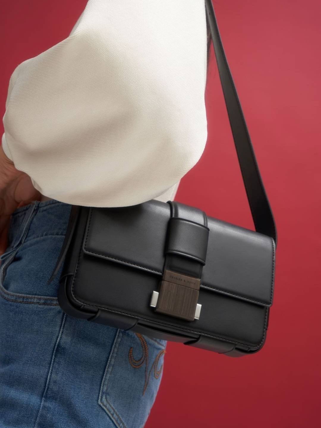 Charles & Keith Front Flap Push Lock กระเป๋าสะพายข้างทรงสวย จุดเด่นที่อะไหล่ลายไม้ตรงตัวเปิดปิด น้ำหนักเบา ด้านหลังมีช่องใส่ของได้ เปิดปิดแบบตัวกดล็อก ด้านในจุของได้พอสมควร เช่น iPhone 12 Pro Max กระเป๋าเงินใบกลาง/สั้นเป็นต้น สายสะพายยาวปรับสายได้ (ถอดสาย