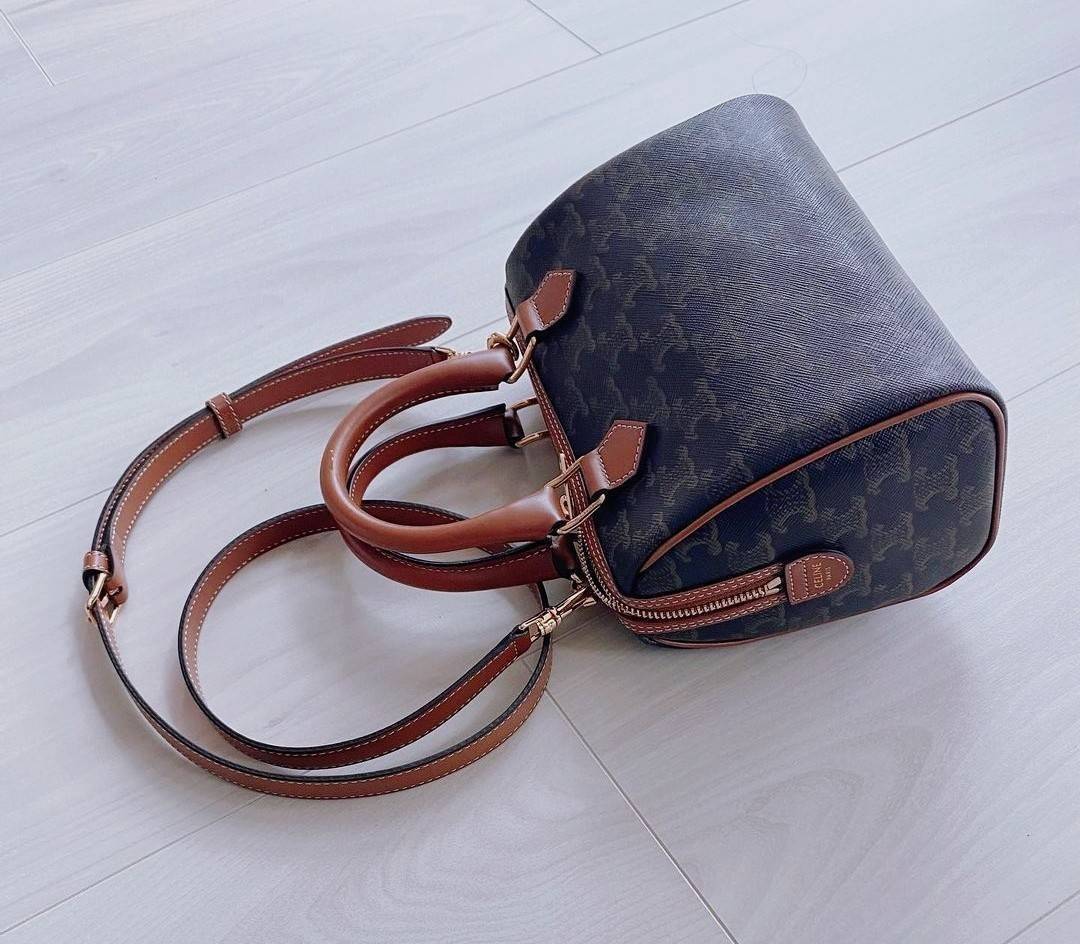 CELINE MINI CROSSBODY BAG VIP วัสดุ Triomphe Canvas สวยอยู่ทรงดีไซน์ยอดนิยมทรง Speedy ไม่มีเอ้าท์ค่ะ เปิดปิดด้วยซิปแบรนด์อะไหล่ทอง ใส่กระเป๋าสตางค์ มือถือ ของจุกจิกได้เยอะ หูจับแข็งแรงพับลงได้ พร้อมสายหนังยาวปรับระดับได้ถอดได้ อะไหล่แบรนด์สีทองหรูมีโลโก้ 