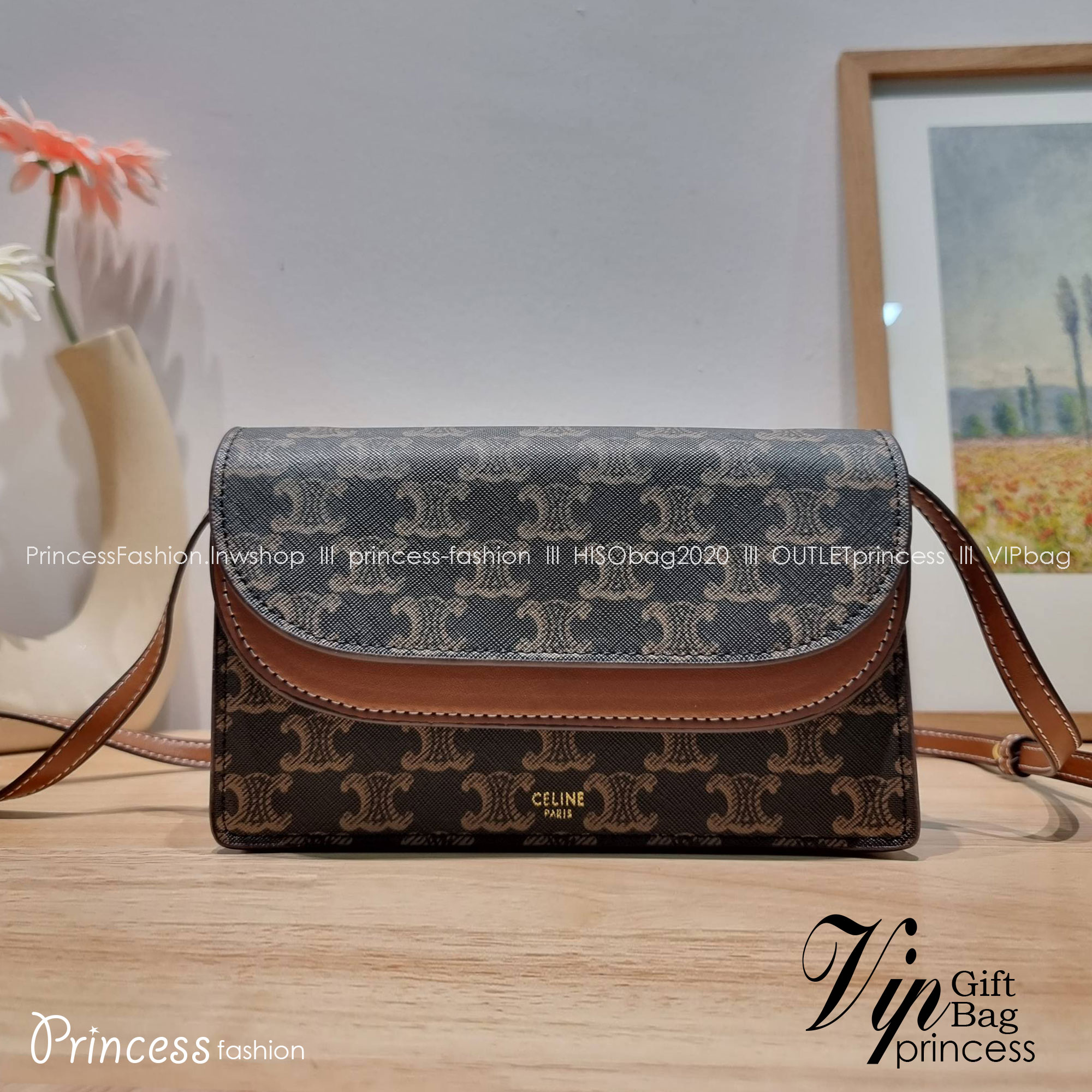 CELINE WALLET ON STRAP IN TRIOMPHE CANVAS AND LEATHER อีกหนึ่งรุ่นยอดนิยม กระเป๋าสะพายกึ่งคลัทช์ ในรูปแบบกระเป๋าสตางค์ ให้พกพาได้ง่าย ใส่ของสำคัญ มือถือ หรือบัตรต่างๆได้