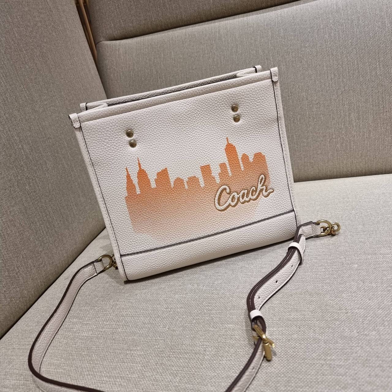 COACH C6494 COACH x JENNIFER LOPEZ DEMPSEY TOTE 22 WITH NYC SKYLINE คอลเลคชั่นใหม่ล่าสุด ยังไม่เข้า shop ไทย!! สุดยอดตัวแม่แห่งความเซ็กซี่ เจนนิเฟอร์ โลเปซ คอลแลบกับแบรนด์ เพิ่มความมีเสน่ห์ให้กับไอเท็มนี้ได้อย่างไม่ต้องสืบ!! กระเป๋าสะพายทรงโท้ท ดีไซน์โดดเ