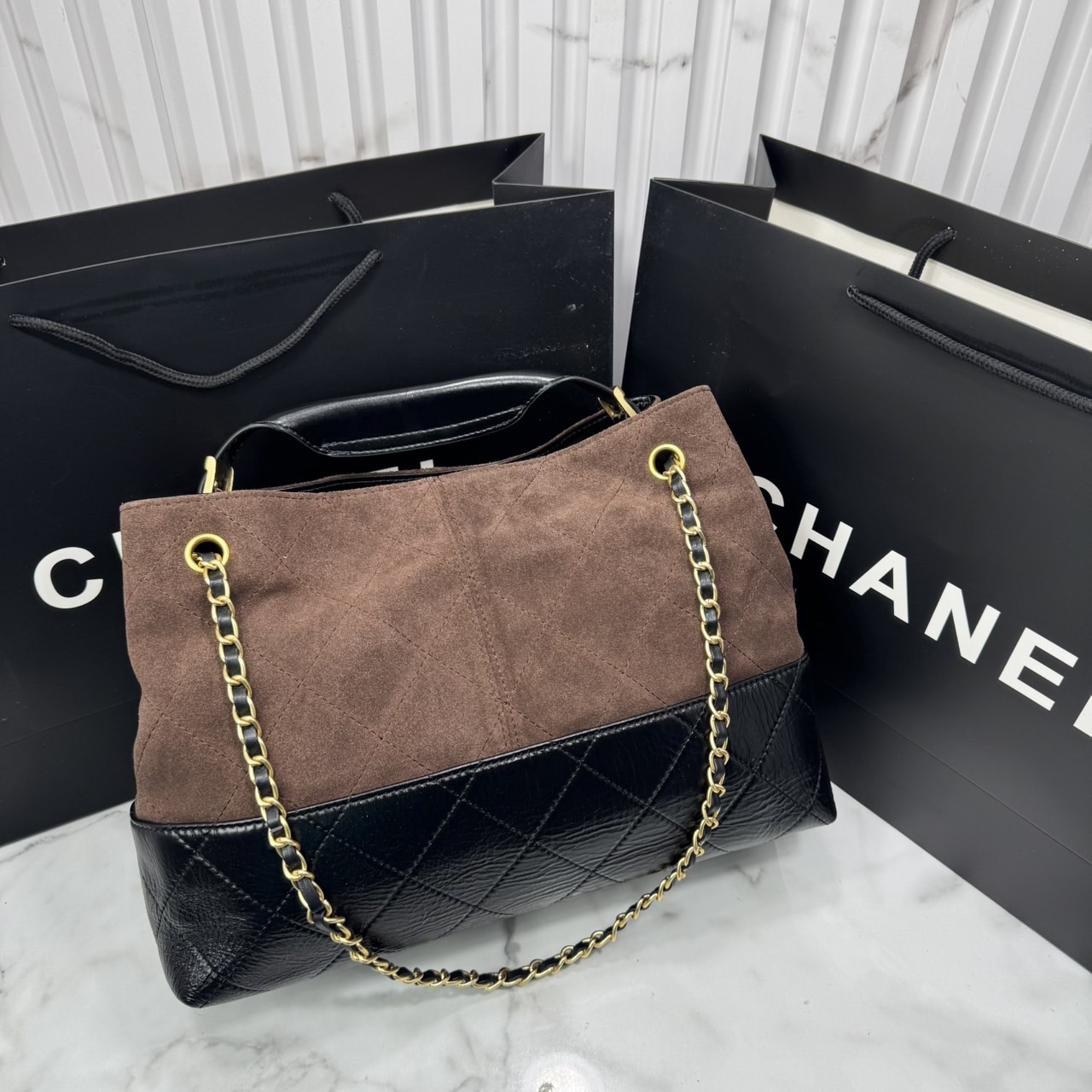 CHANEL Shopping Bag 25A Suede Bag กระเป๋าช้อปปิ้งทรงโท้ทหนังกลับสีทูโทน *สีใหม่น้ำตาลไหม้สีเข้ม ในคอล Métiers Dart 2024/25