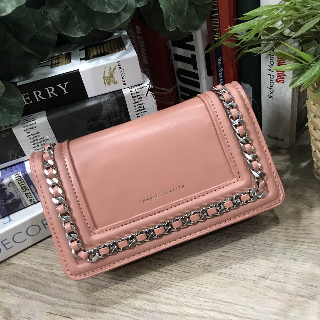 NEW ARRIVAL! CHARLES & KEITH CHAIN DETAIL CROSSBODY BAG กระเป๋าสะพายทรงสี่เหลี่ยมรุ่นชนช็อปขนาดกำลังดีวัสดุหนังนิ่มเรียบประดับด้วยโซ่ด้านหน้าดูมีดีเทล เปิดปิดด้วยกระดุมแม่เหล็ก ภายในมีช่องใส่บัตรและช่องซิป มาพร้อมสายโซ่ต่อหนังถอดถือเป็นคลัชได้ ภาพถ่ายสินค