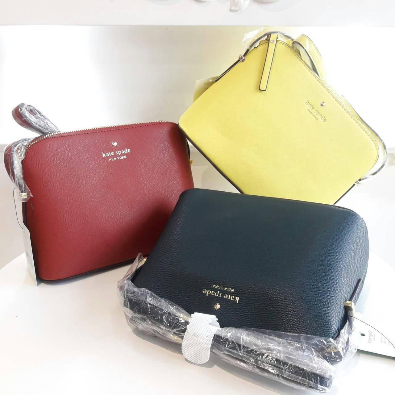 KATE SPADE CEDAR STREET MANDY กระเป๋าสะพาย แบรนด์ดังจากอเมริกา ขนาดกำลังน่ารัก วัสดุหนังลาย saffiano สวยอยู่ทรง ด้านหน้ามี logo brand สีทอง เปิดปิดด้วยซิปภายในโล่ง + ช่องเล็กใส่ของจุกจิก ใส่กระเป๋าสตางค์ใบยาวได้ ผ้าบุลายจุดสีทองดูหรูหรา ใบนี้ mix&match ได