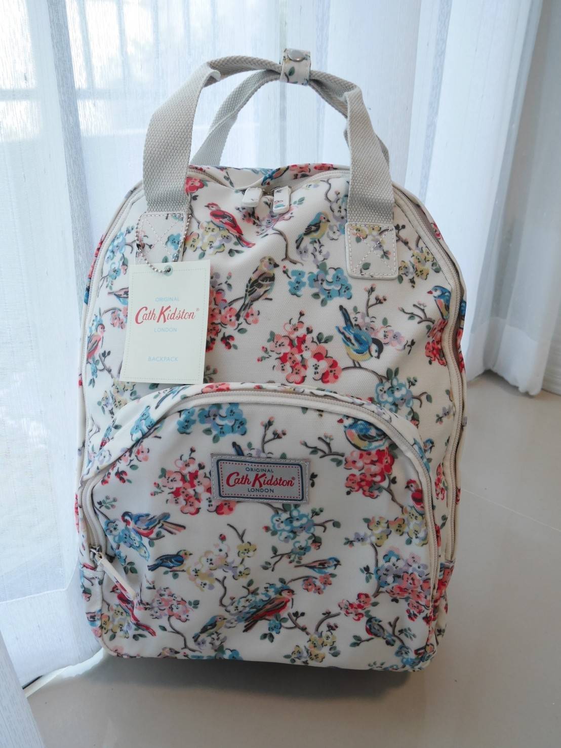 CATH KIDSTON BACKPACK BAG กระเป๋าเป้น่ารัก ตามแบบฉบับของแบรนด์นี้เลยค่า โดดเด่นด้วยหนัง PVC พิมพ์ลาย กันน้ำทั้งใบ ด้านในมีช่องซิปใหญ่ใส่ของ 2 ช่อง จุของได้เยอะ ใส่ IPAD / A4ได้สบายเลยค่ะ ด้านหน้ามีช่องซิปเล็ก 1 ช่อง ใส่ของจุกจิกหนิบได้สะดวก น้ำหนักเบา ใช้