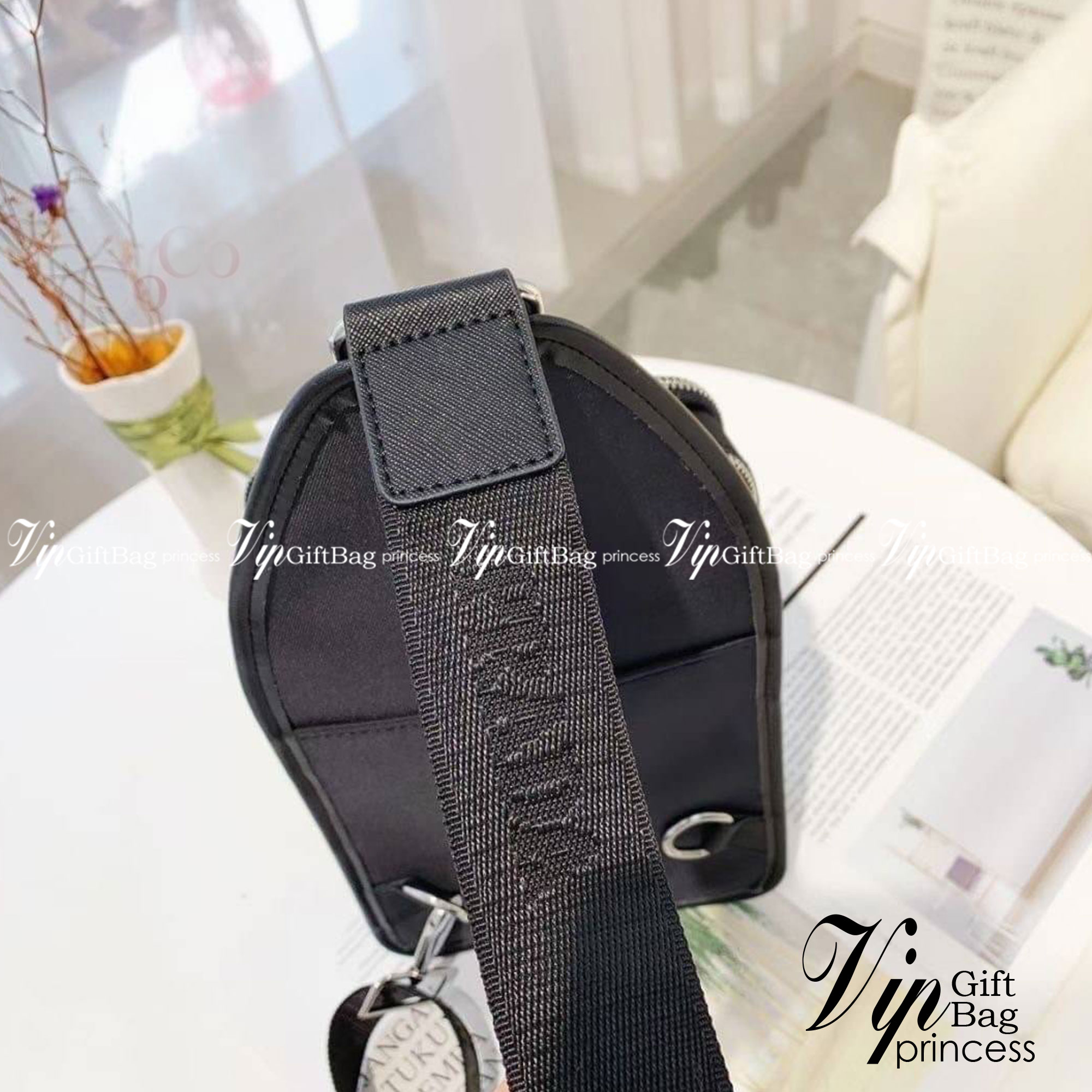 PRADA Double Zipper Belt Bag / PRADA nylon mini sling backpack / Prada Chest Bag กระเป๋าคาดอกไนลอนเนื้อดี คลาสสิก สุดเท่ห์😎 มาแล้วคร้าหนุ่มๆ รุ่นหายากจัดมาให้พร้อมเสริฟแล้วน้า กระเป๋าคาดอก หล่อไม่ซ้ำแบบใคร 2 ซิป แบ่งสัดส่วน ใช้งานง่าย