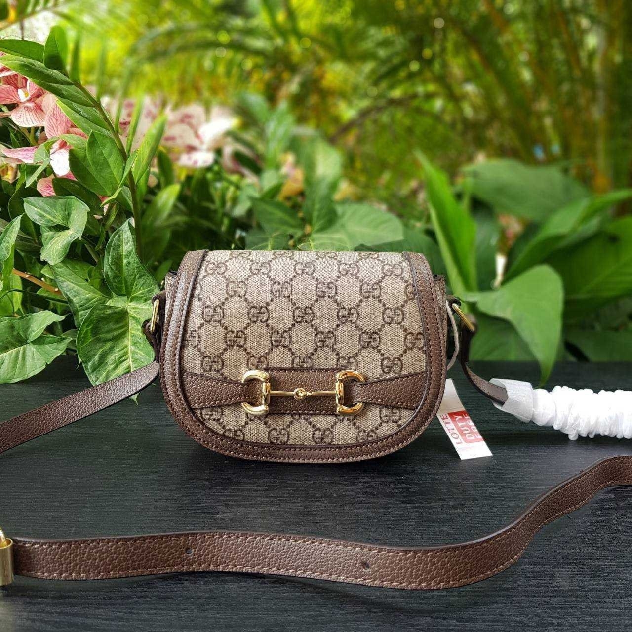 GUCCI Horsebit 1955 small shoulder bag กระเป๋าครอสบอดี้ขนาดกำลังดี ดีไซน์น่ารัก ทรงสวย ใช้ได้ทุกโอกาส สายยาวปรับระดับได้ เปิด-ปิด ด้วยกระดุมแม่เหล็ก