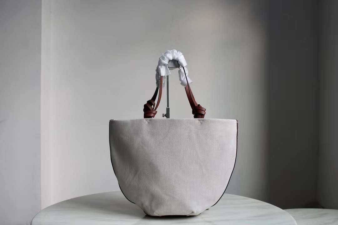 Tory Burch Small Canvas Round Tote กระเป๋าถือหรือสะพายไหล่ วัสดุผ้าcanvas รูปทรงโค้งมน ด้านในโล่ง มี1ช่องซิปและ1ช่องเล็ก น้ำหนักเบา จุของได้เยอะ มาใหม่ล่าสุดไม่ควรพลาดเลยค่า