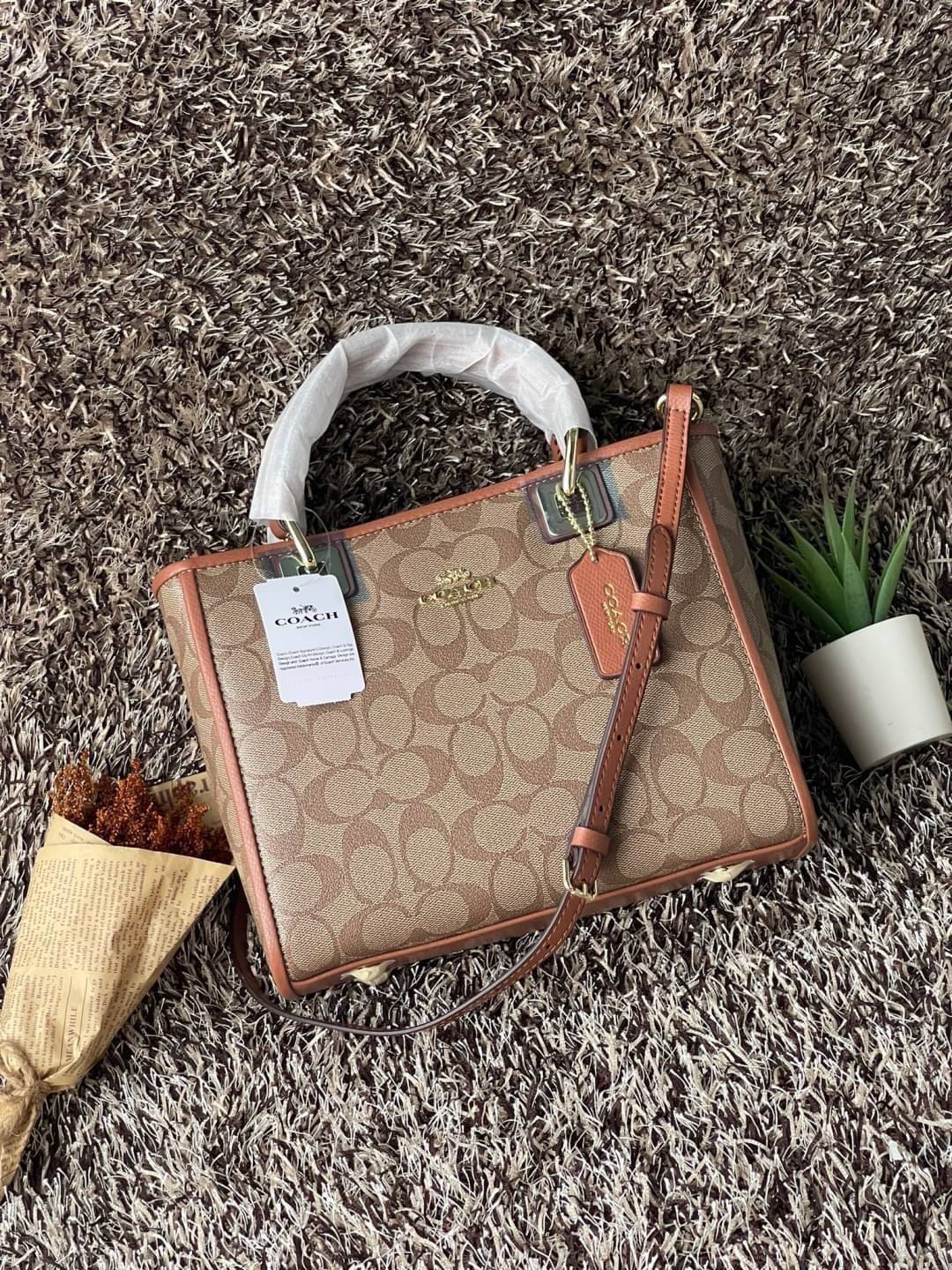 Coach Perry Tote Classic Bag F57568 รุ่นใหม่ล่าสุด กระเป๋ารูปทรงสี่เหลี่ยมสุดคลาสสิก เป็นกระเป๋าอเนกประสงค์ที่สามารถใช้ได้แทบทุกโอกาส ไม่ว่าจะไปเรียน, ไปทำงาน, ไปเที่ยว หรือแม้แต่ไปชอปปิง ด้วยขนาดที่กำลังดี ไม่ใหญ่เทอะทะ แต่ก็ไม่เล็กจนเกินไป มาพร้อมหูหิ้ว