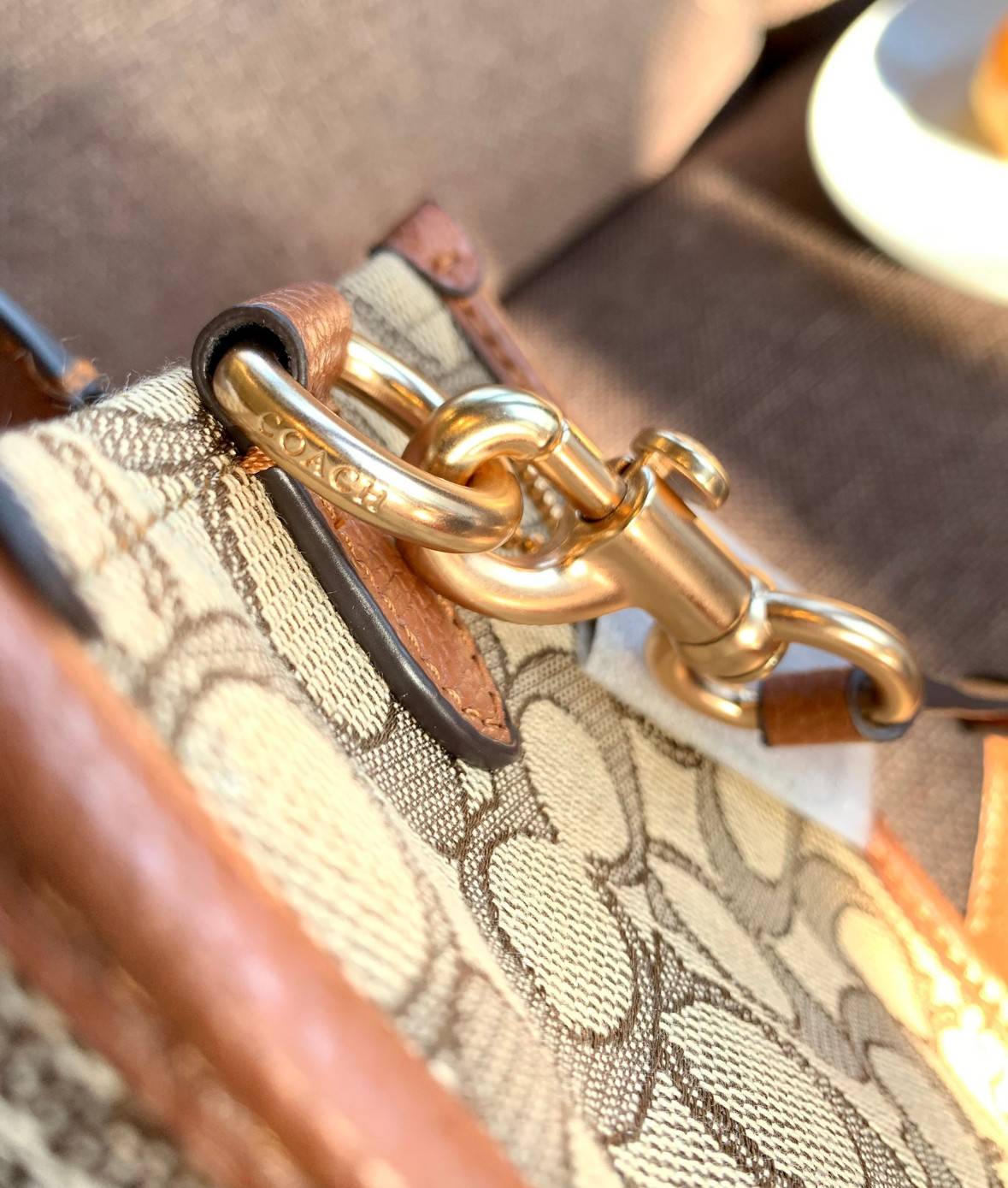 สวยๆอย่างนี้อดใจยังไงไหว!! Coach Dempsey Tote 21 In Signature Jacquard With Stripe And Coach Patch ((C5637)) ✈️พร้อมส่งความสวย! คุณภาพจัดเต็มเลยค่ะ กระเป๋าทรงTote ไซด์กลางๆ วัสดุ Jackquard+หนังแท้ ได้ลงตัวสวยงาม 🔺สีคอลเลคชั่นใหม่ล่าสุด! ด้า