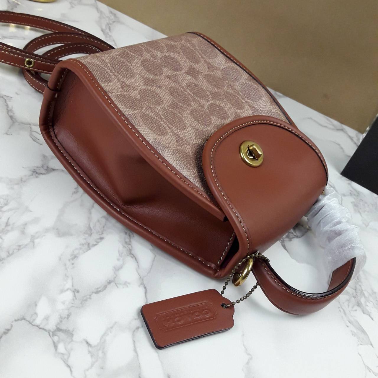 OUTLET 】COACH TURNLOCK CURVED TOP HANDLE CROSSBODY IN SIGNATURE CANVAS (COACH 142) 💝รุ่นนี้ เห็นแล้วหลงรักเลย เสน่ห์ทะลุมาก ทรงสวย ดีไซน์แปลกตา ดูแตกต่าง ขนาดกำลังดี ตัวกระเป๋า หนังแท้ผสมแคนวาสคุณภาพดีสุดๆ มีสายสะพายยาวสามารถถอดออกได้ จะถือ หรือสะ