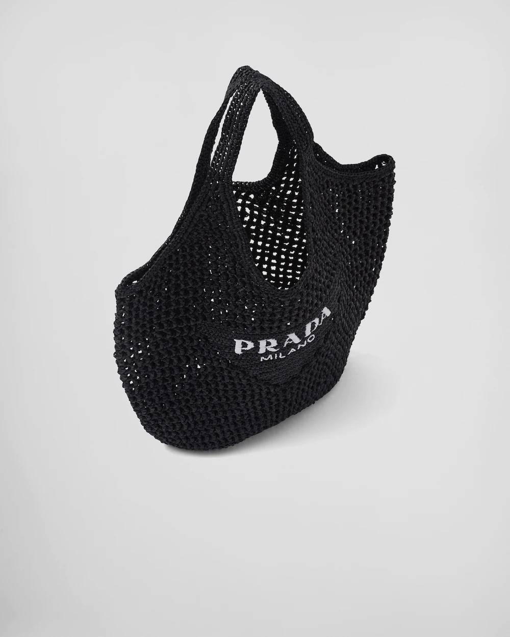 PRADA RAFFIA TOTE BAG สวยไม่ซ้ำใคร สไตล์บีช เหมาะมากกับการสะพายไปเที่ยวทะเล หรือจะใช้ในวันสบายๆก็ตอบโจทย์ กับกระเป๋าสะพายสานใบใหญ่ ตัวกระเป๋าเป็นวัสดุสังเคราห์จากธรรมชาติ