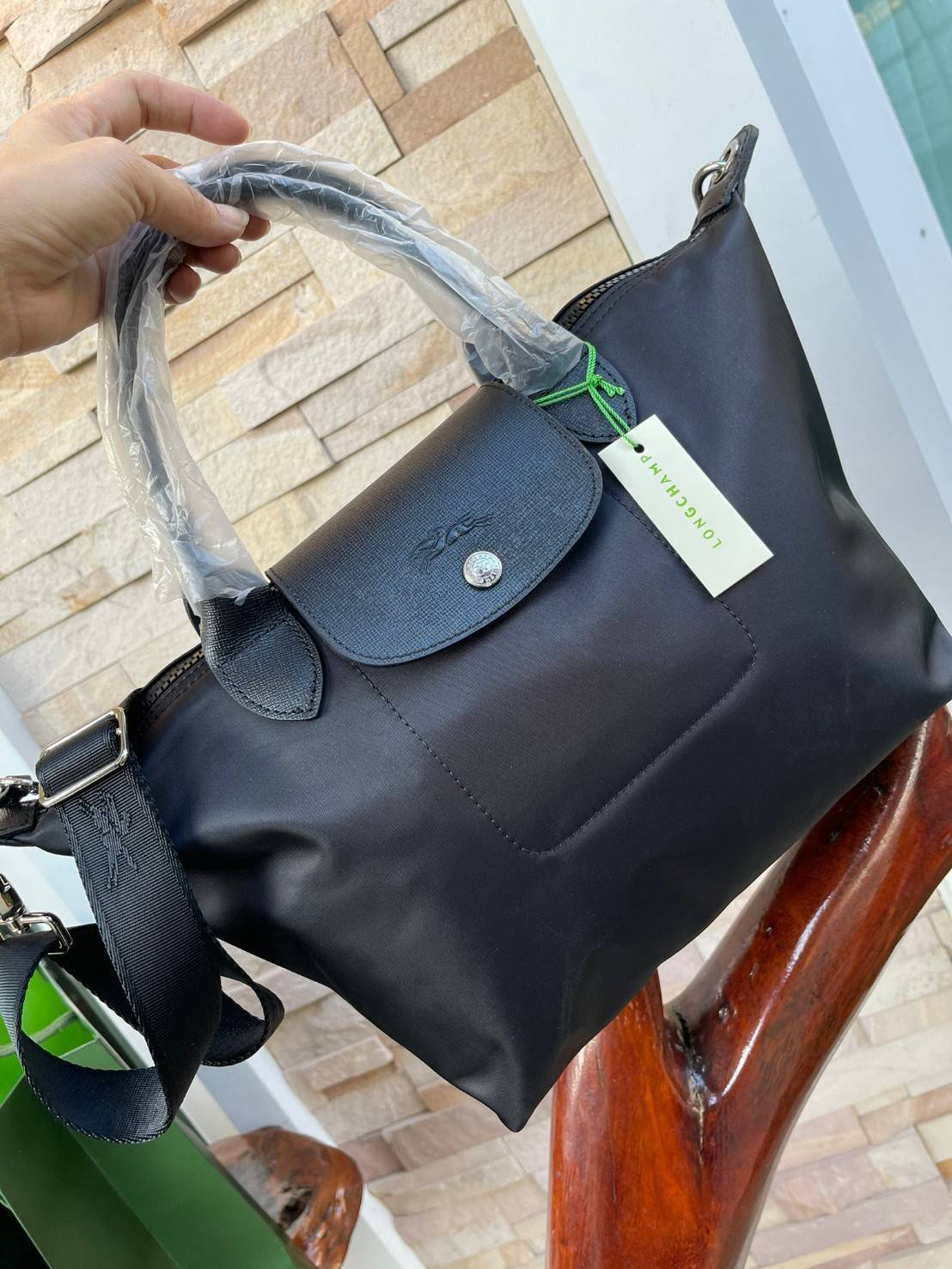 ของแท้ 💯% Longchamp LE PLIAGE NÉO TOP HANDLE BAG (small size) อีกหนึ่งรุ่นยอดนิยม ที่สาวๆ ต้องมีไว้เก็บไว้สักใบ กระเป๋าโท้ทใบนี้ มาพร้อมกับสีที่มีสไตล์เรียบง่าย