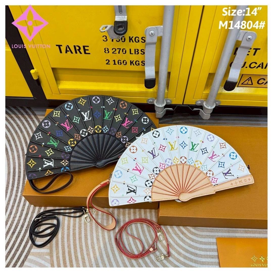 LV Fan Clutch Bag Monogram Flower กระเป๋าทรงคลัชรูปทรงคล้ายพัดพับได้ ดีไซน์น่ารักสดใส ใหม่ล่าสุด โดดเด่นไม่เหมือนใคร