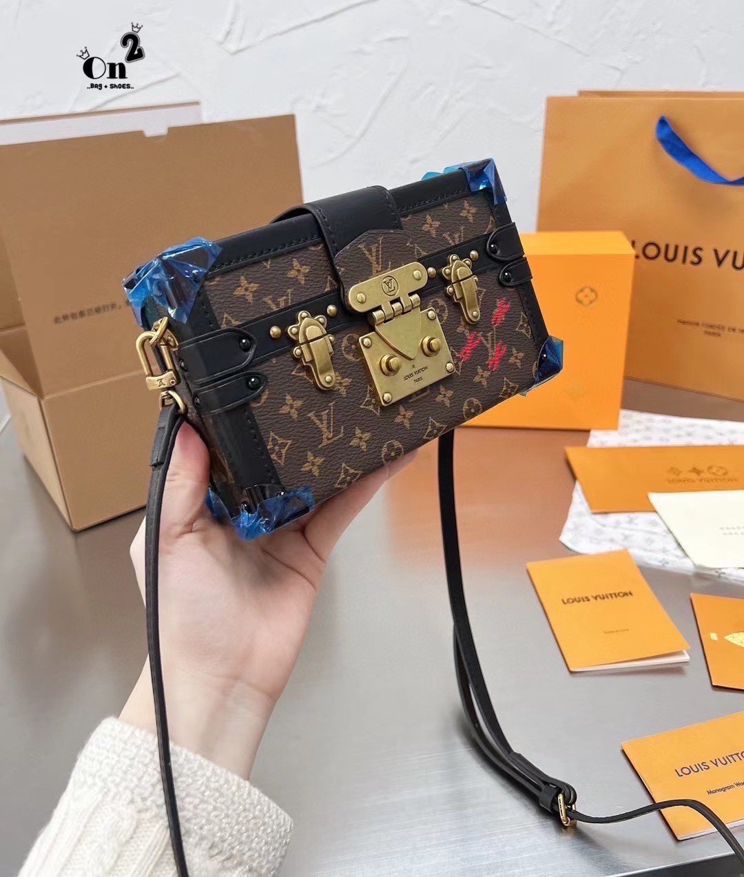 Louis vuitton trunk monogram / LV TRUNK CLUTCH 8" vip mirror ภาพถ่ายจากงานขายจริง กระเป๋าสะพายลายโมโนแกรมทรงกล่อง เปิดได้รอบ งานสวยเป๊ะมากค่ะ สวยรุ่นนี้ดาราใช้กันเยอะผู้หญิงสะพายได้ ผู้ชายสะพายดี ใครรออยู่รอบนี้ห้ามพลาดน้า