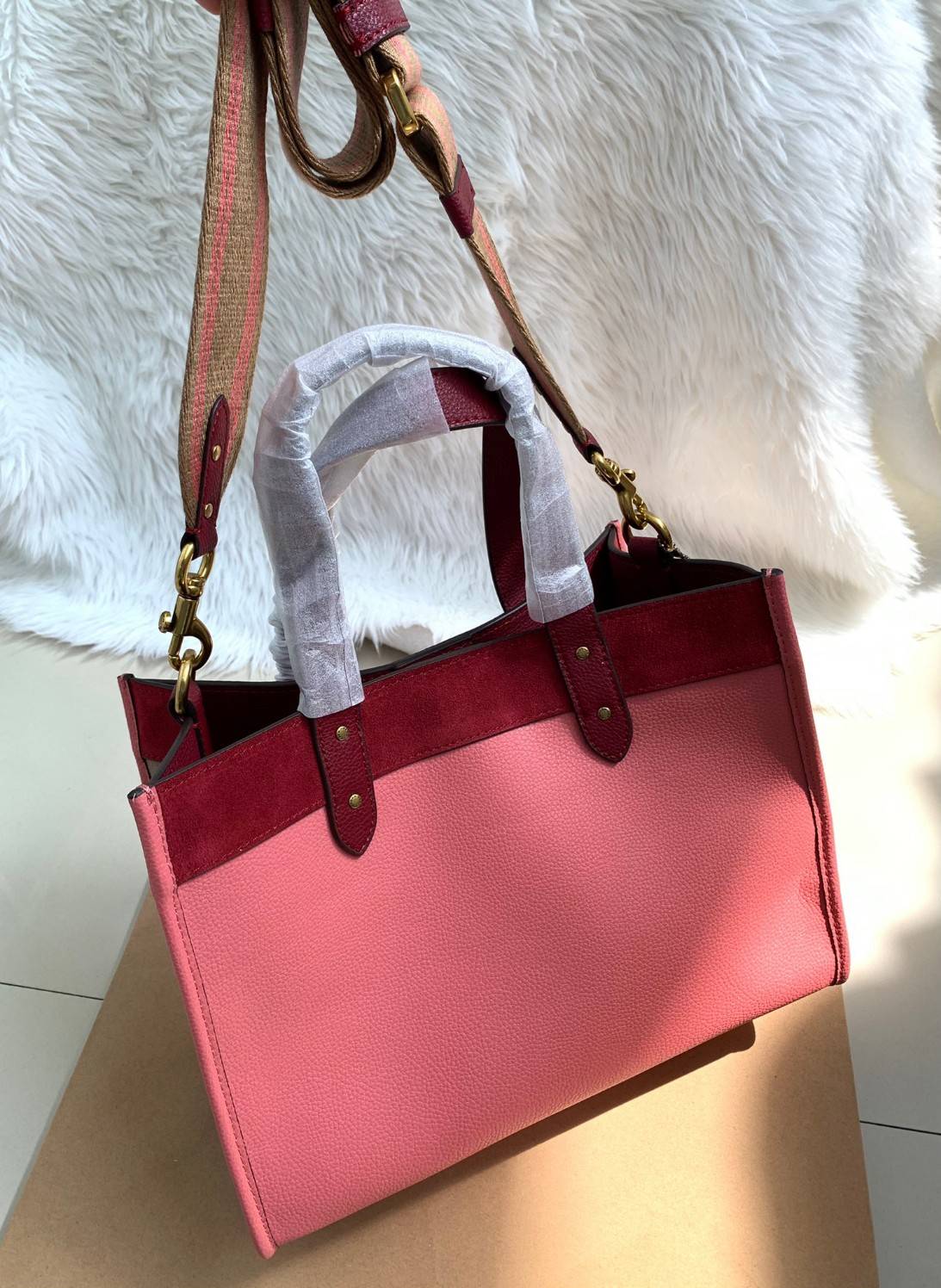 ของแท้ 💯% Limited edition XHBC COLLECTION COACH FIELD IN COLORBLOCK ((1092//1093)) 🌈พร้อมส่งสีหวานเหมาะกับหน้าร้อนนี้มากๆค่ะ! กระเป๋าหิ้ว//สะพายข้าง หนังแท้นิ่มตัดขอบกำมะหยี่ด้านบนได้อย่างสวยงามลงตัวค่ะ ปากกระเป๋าเปิดปิดแบบกระดุมแม่เหล็ก