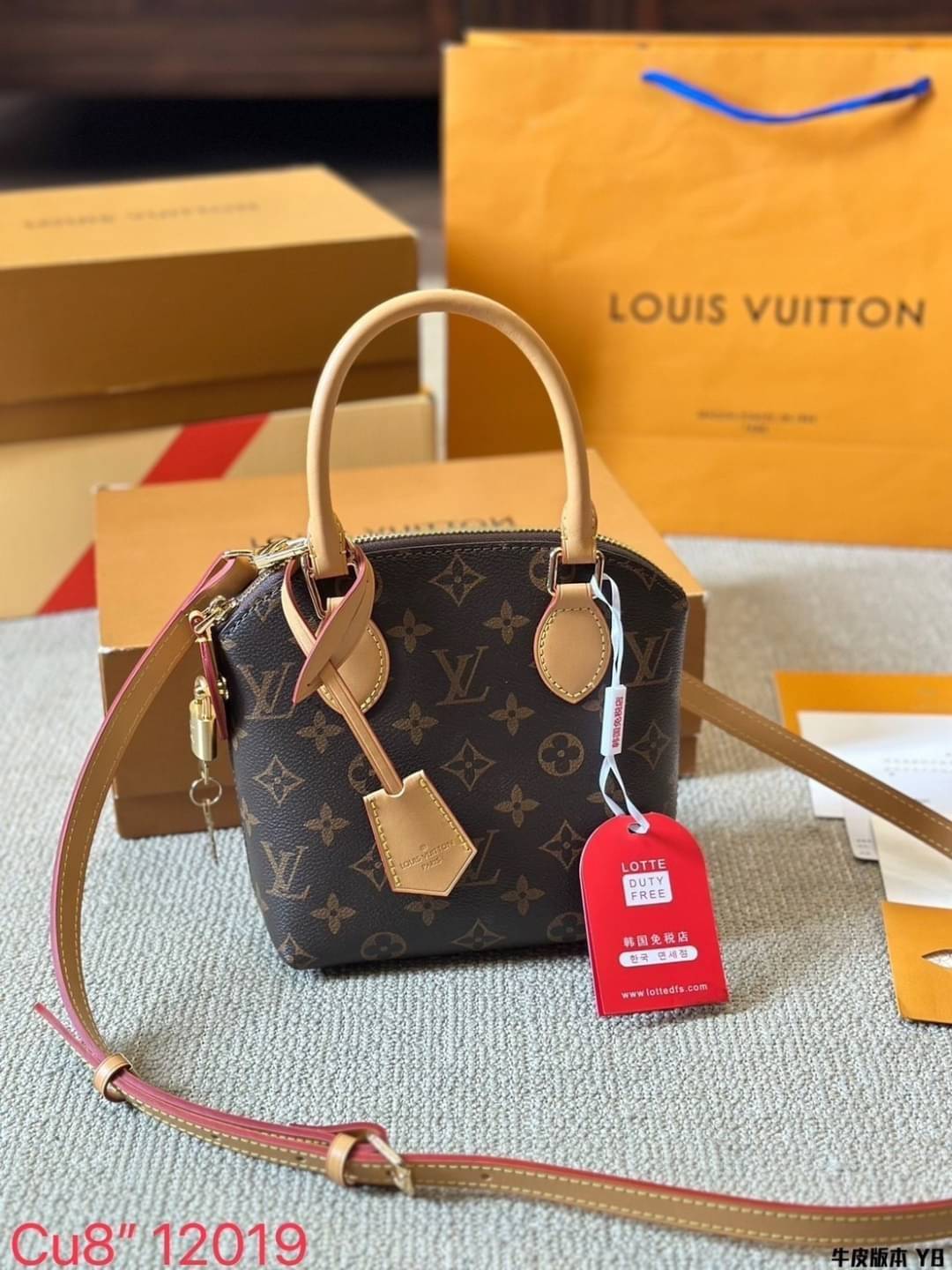 LV Lockit BB bag 19cm กระเป๋าทรงโท้ท ดีไซส์ดั้งเดิมด้านบนโค้งมนเป็นเอกลักษณ์สวยงามสะดุดตาลายโมโนแกรม ตอบโจทย์การใช้งาน พกพาได้หลายสไตล์สุดไอโคนิก