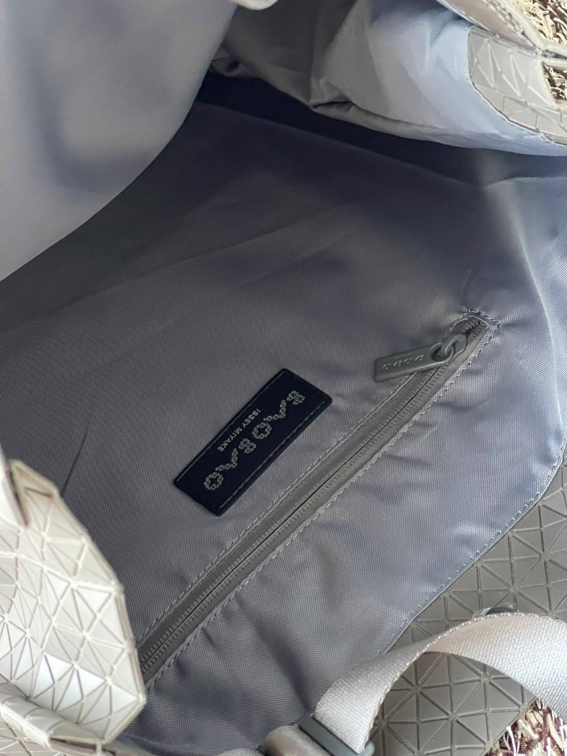 ORI 🥂 Baobao Issey Miyake Cart geometric tote bag / Miyake Cart Tote Bag รูปทรงที่สร้างขึ้นโดยบังเอิญ' เสื้อผ้าที่มีโครงสร้างและได้รับการออกแบบทางวิศวกรรมอันเป็นเอกลักษณ์ของแบรนด์ ส่งต่อไปยังเครื่องประดับที่น่าประทับใจและไร้กาลเวลาเหล่านี้ กร