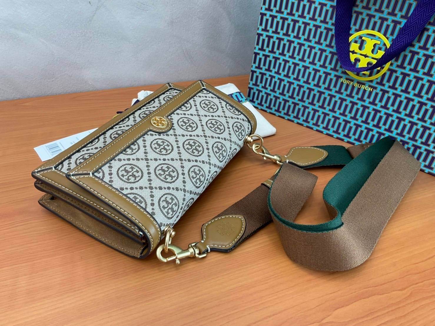 TORY BURCH 81000 MINI T MONOGRAM JACQUARD SHOULDER BAG คอลเลคชั่นฤดูใบไม้ผลิ 2021 กระเป๋าสะพายรุ่นใหม่จาก Tory Burch ดีไซน์สวยคลาสสิค แฝงไว้ด้วยความหรู ลวดลายผ้าแจ็คการ์ด T Monogram บนกระเป๋า Tory Burch นี้ เป็นการยกย่องให้กับงานควิลท์ชาวเพนซิลเวเนียดัตช์