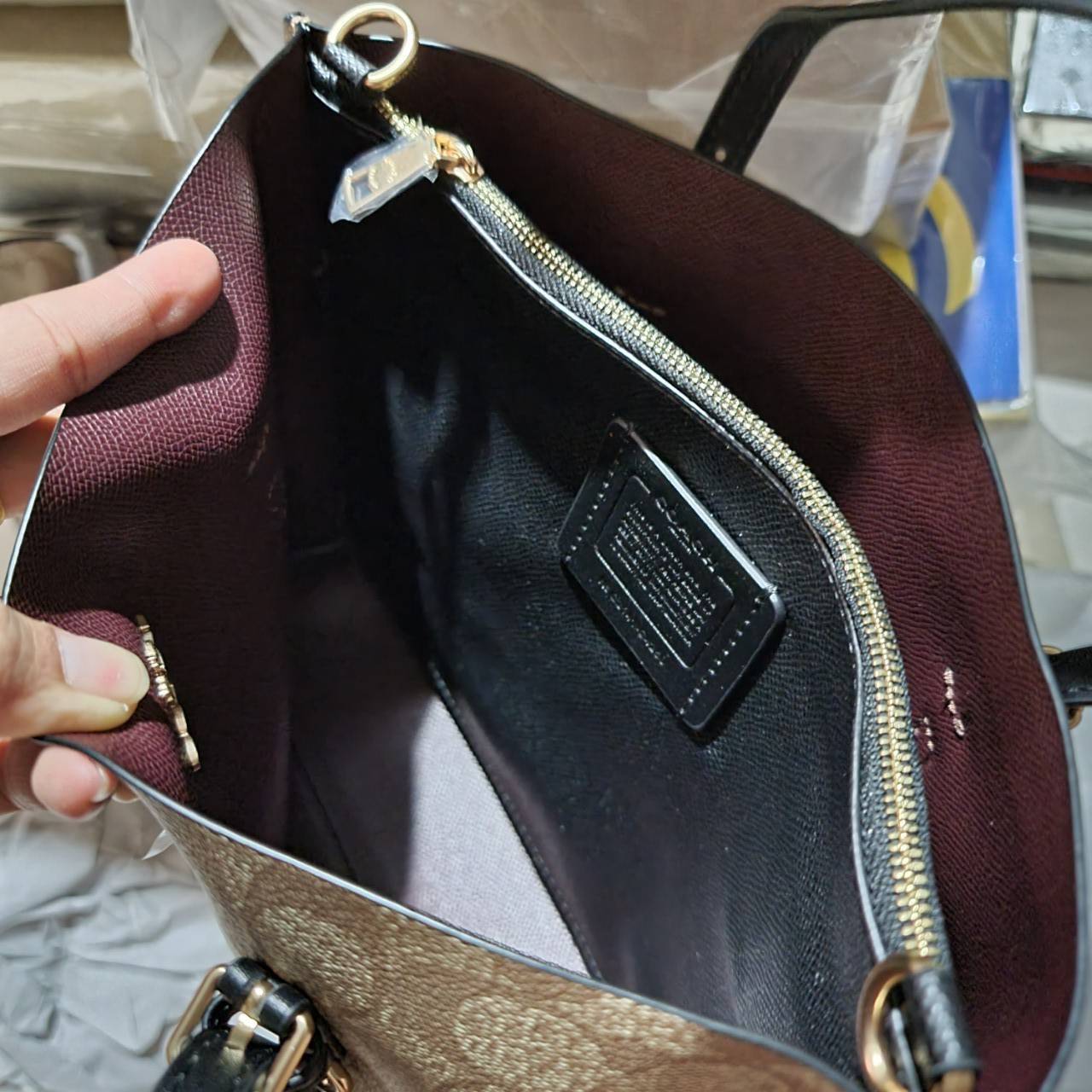 COACH C4250 MOLLIE TOTE 25 IN SIGNATURE CANVAS น้องมาแล้วจ้าาา ใหม่ล่าสุด กระเป๋าโท้ทไซส์เล็กที่สาวๆตามหา ดีไซน์คลาสสิคเหมือนเดิม เพิ่มเติมคือสะดวกขึ้นเยอะ!! ย่อส่วนมาจากใบใหญ่เป๊ะๆ น่ารักน่าใช้มากๆ วัสดุหนังแคนวาสเคลือบลาย ภายในโล่งกว้าง มีช่องซิปกลางใส่