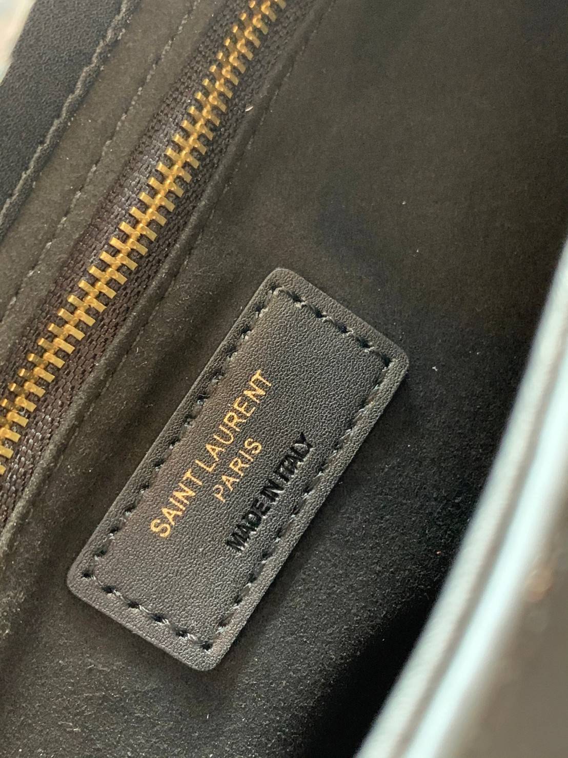 สวยสะกดทุกสายตา แรกเห็นก็หลงรักแล้วจ้าา VIP YSL Le 5 à 7 mini leather shoulder bag / YSL HOBO BAG กระเป๋าที่ดูหรู และคลาสสิคมากๆ ในตอนนี้ หนังแท้อย่างดี สัมผัสแล้วรู้สึกถึงความนิ่มของหนังเลยค่ะ