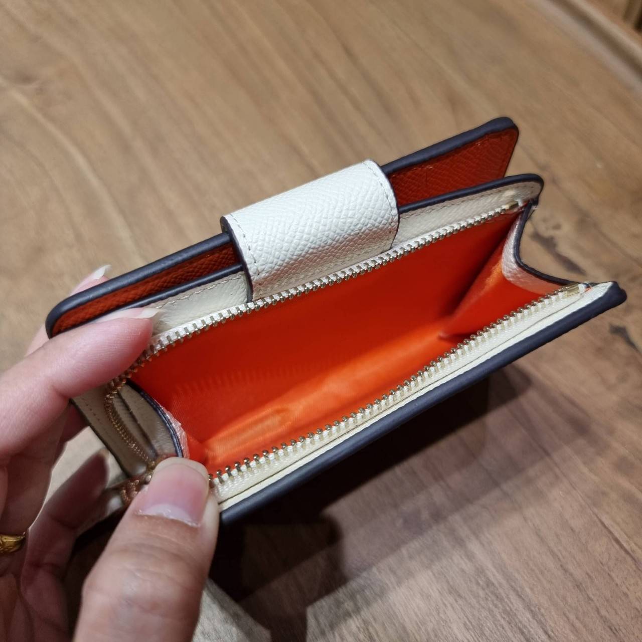 COACH 6390 MEDIUM CORNER ZIP WALLET เดอะเบสท์รุ่นที่สาวๆตามหา!! ดีไซน์ใหม่ สวยสะกด!! กระเป๋าสตางค์ใบกลาง สีคลาสสิค เรียบแต่แฝงความหรู บอกเลยว่ามันละมุนมาก!! ด้วยวัสดุหนัง crossgrain ที่ดูแลรักษาง่าย และยังดูผู้ดี ถือใช้แล้วขับผิวทุกสี ภายในมีช่องใส่บัตรแล