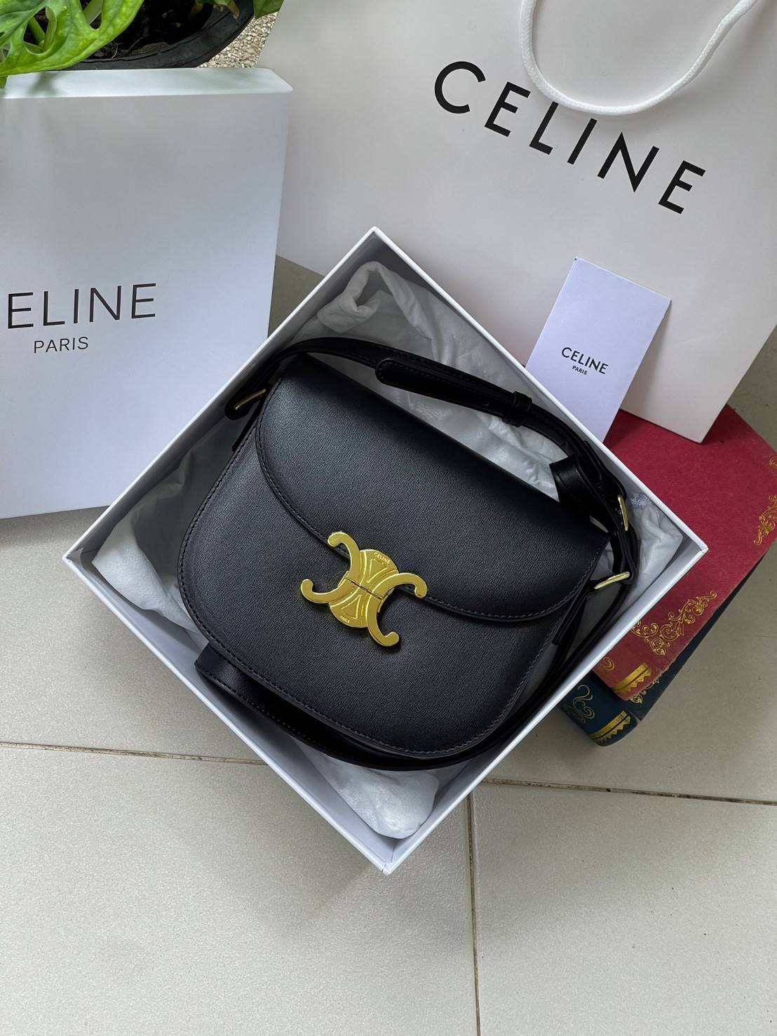 VIP 🥂 CELINE TEEN BESACE TRIOMPHE IN SHINY กระเป๋าสะพายคาดลำตัวรุ่นนี้นับว่าเป็นกระเป๋าอีกหนึ่งรุ่นในซีรีส์ Triomphe ที่ได้รับความนิยมอย่างมาก ด้วยรูปร่างทรงโค้งมนมีความคลาสสิกตามแบบฉบับของ Celine เพิ่มความหรูหราและโดดเด่นด้วยการตกแต่งด้วยโลโก้โลห