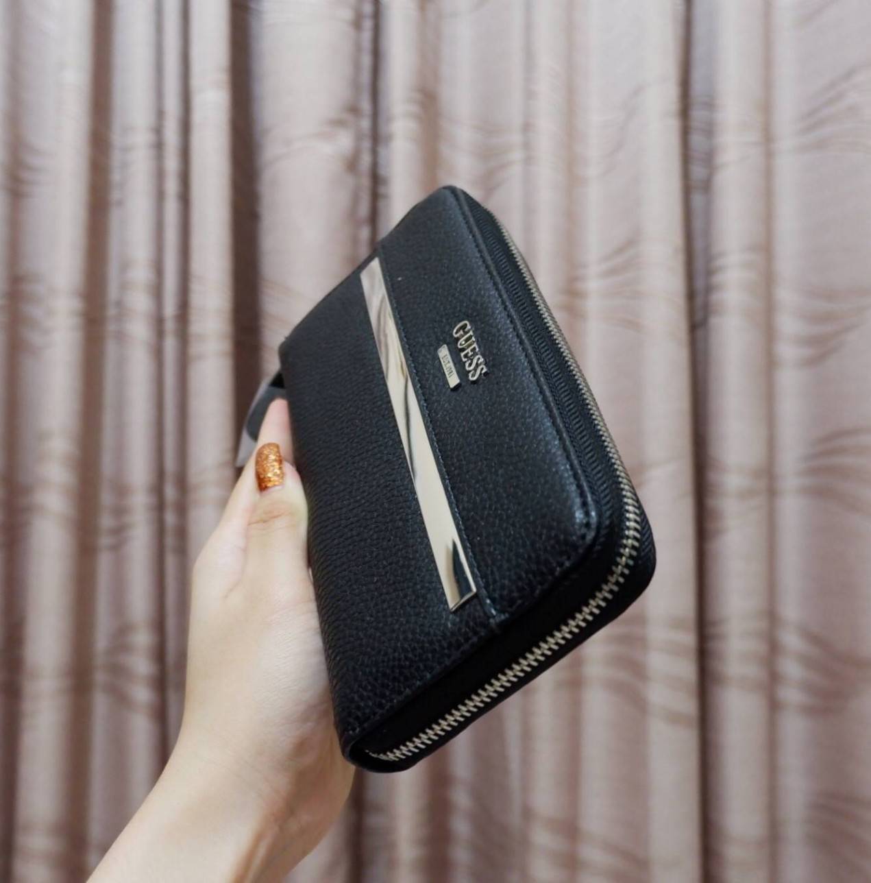 GUESS FACTORY WOMEN'S WALLET กระเป๋าสตางค์ใบยาว ดีไซน์สวย วัสดุหนังนิ่ม ประดับโลโก้แบรนด์สวย เปิดปิดด้วยซิปบน ภายในมีทั้ง ช่องใส่ธนบัตร แบงก์พัน และช่องใส่บัตรหลายช่องแยกเป็นสัดส่วน ภาพถ่ายจากสินค้าจริงสวยน่าใช้ค่ะ สาวๆที่กำลังหากระเป๋าสตางค์แบรนด์ดั