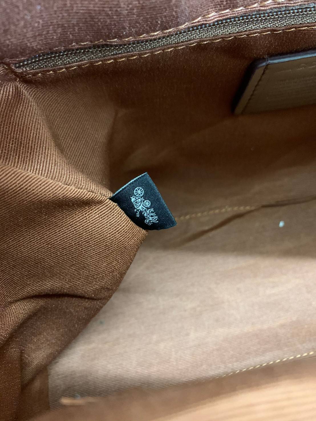 COACH ROWAN SATCHEL BAG ((79946)) กลับมาอีกครั้ง พร้อมสีหายากค่ะ! กระเป๋าหิ้วทรงหมอนสุดฮิตของสาวๆ//สะพายข้างได้ หนังแท้ ลายหนังสวย ทรงสวย ด้านหน้ามีช่องซิปให้หนึ่งช่อง เปิดปิดช่องหลักแบบซิป ภายในกว้างใส่ของจำเป็นของสาวๆได้ครบ มีช่องเล็กและช่องซิปใส่ของจุก