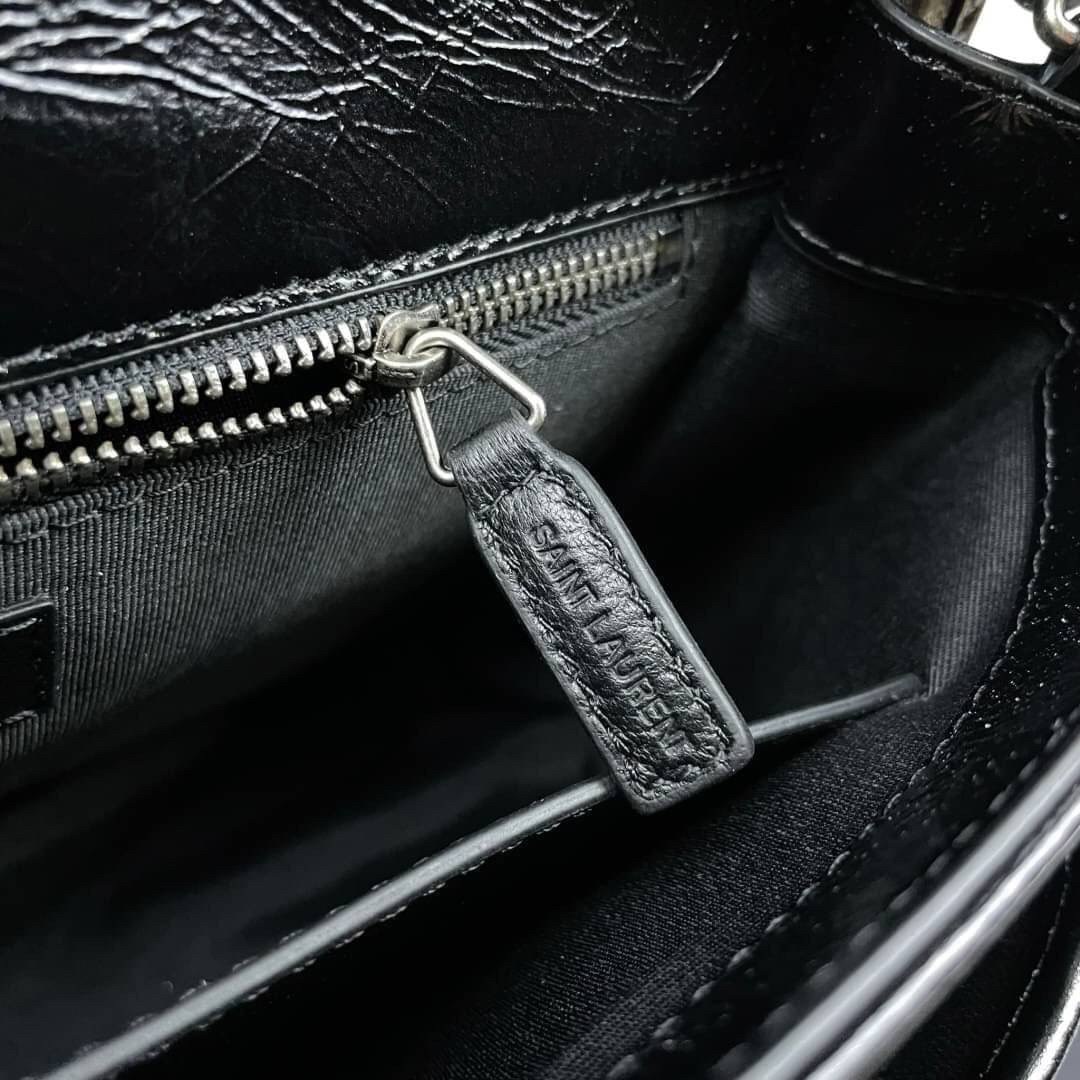 Saint Laurent Niki shoulder bag กระเป๋าสะพายรุ่นโดดเด่นด้วยโครงสร้างทำจากหนังวัว หนังมันเงา นิ่ม งานสวยมากๆ ค่ะ ด้านหน้าประดับโลโก้แบรนด์ และมีช่องสำหรับเก็บของที่หยิบใช้บ่อย ตอบโจทย์การใช้ชีวิตระหว่างวันได้ดีมากๆ สายสพายดีไซน์ได้หลายรูปแบบ แมทกับการแต่งต