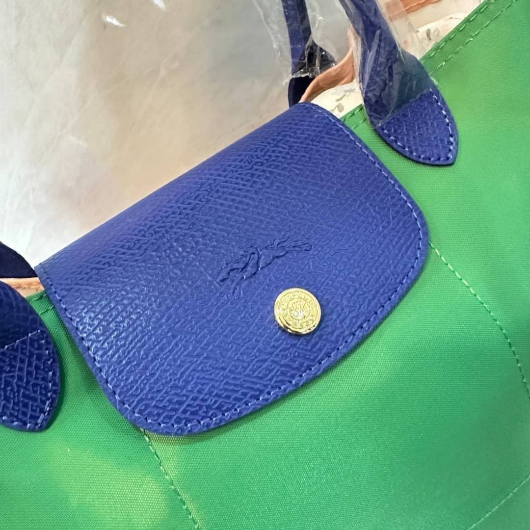 LONGCHAMP LE PLIAGE RE-PLAY TOP HANDLE BAG สินค้ารุ่นลิมิเต็ด collection สุดปัง ซื้อใบเดียวเหมือนได้2 ใบ กระเป๋าสะพายแนวตั้งที่กว้างขวาง มีเอกลักษณ์เฉพาะตัวแต่มีดีไซน์ที่น่าดึงดูด