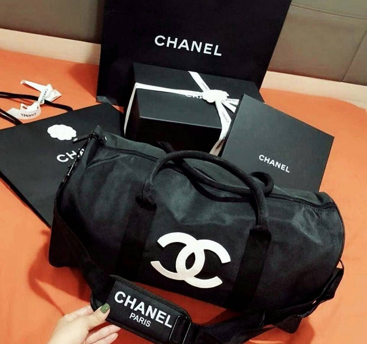 CHANEL Travel Bag กระเป๋าเดินทาง รุ่นสุดฮิตในหมู่ดาราเซเลปค่ะ วัสดุ NYLON เนื้อหนาสีดำด้านหน้ามีโลโก้ CC สีขาว ใบใหญ่จุใจสามารถใส่เสื้อผ้ารองเท้าของใช้ได้เยอะ น้ำหนักเบา กันนำ้ดูแลรักษาทำความสะอาดง่าย