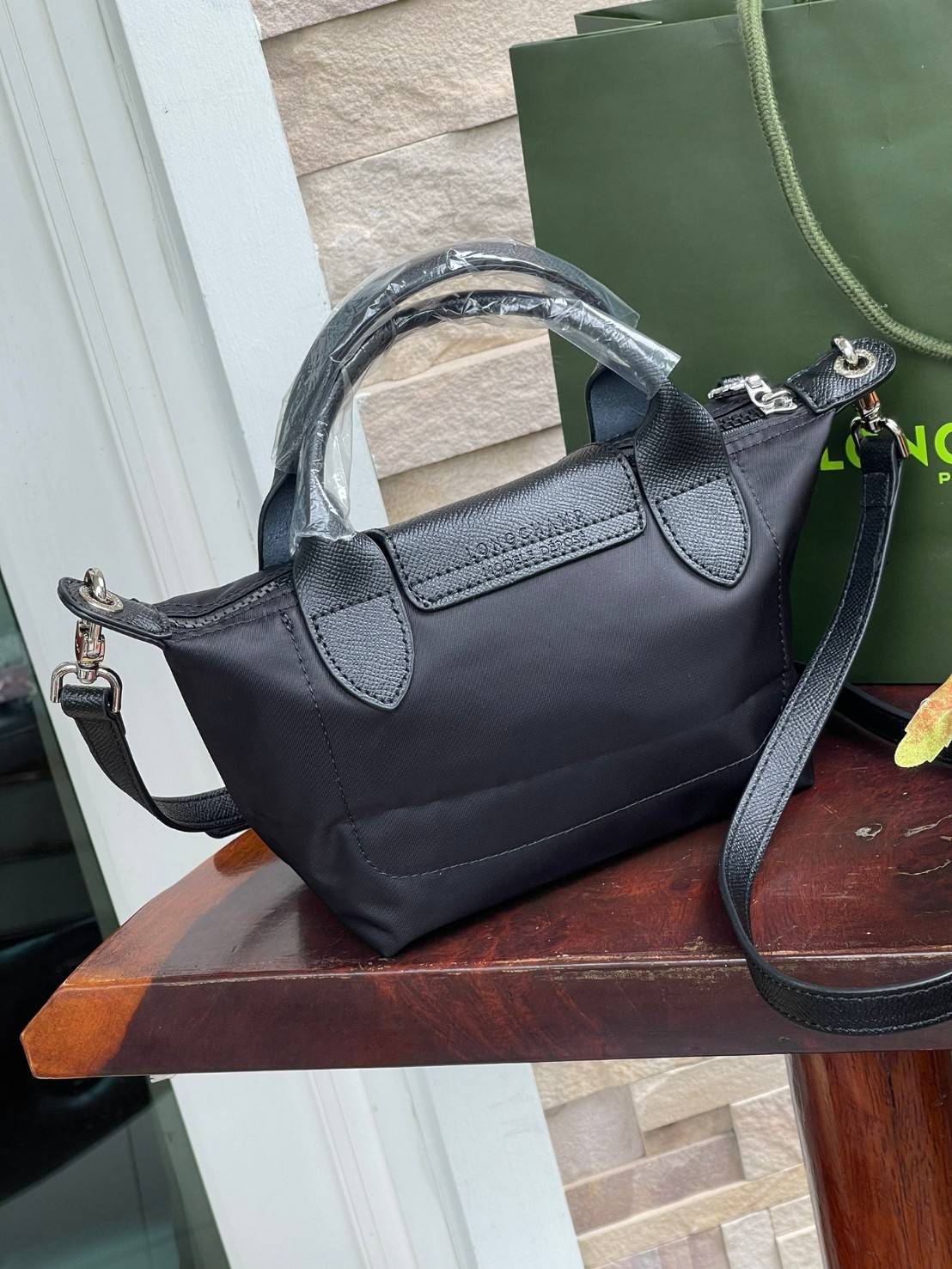 LONGCHAMP LE PLIAGE NÉO TOP HANDLE BAG XS คอลเลคชั่นสุดพิเศษจากลองฌอมป์ มีดีไซน์ที่เรียบหรูและคลาสสิก แฝงด้วยลูกเล่นแบบเฟมินีน แถมยังมีน้ำหนักเบาอย่างไม่น่าเชื่อ มาพร้อมกับหูจับกระเป๋าคู่และฝาปิดแบบกระดุม กระเป๋าถือใบนี้สามารถใช้ถือแบบทั่วไป มีสายสะพายถอด