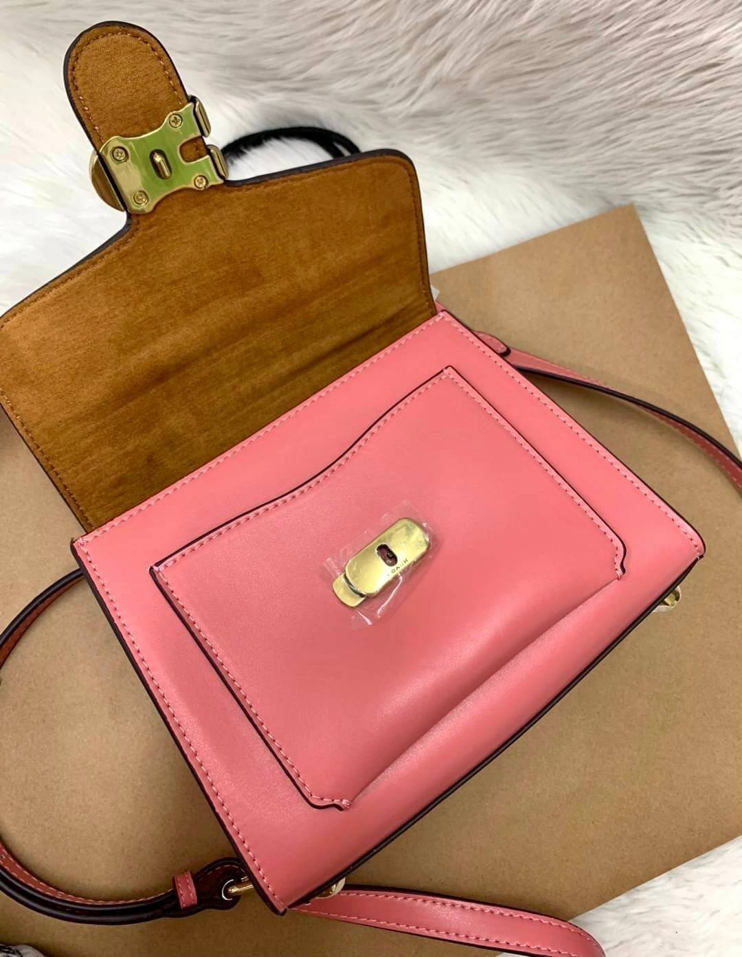 COACH TABBY TOP HANDLE 20 พร้อมส่งที่ไทยค่ะ! กระเป๋าหิ้ว//สะพายข้างได้ หนังแท้อย่างดี กหนึ่งใบทำหนังสองลายได้อย่างสวยงาม พร้อมโลโก้รุ่นใหม่ล่าสุดดูดีมากๆค่ะ เปิดปิดกระเป๋าแบบกดล็อค ภายในมีช่องหลักสองช่อง ใส่มือถือได้ทุกรุ่น;กระเป๋าเงินใบกลางได้;ของจำเป็นจ