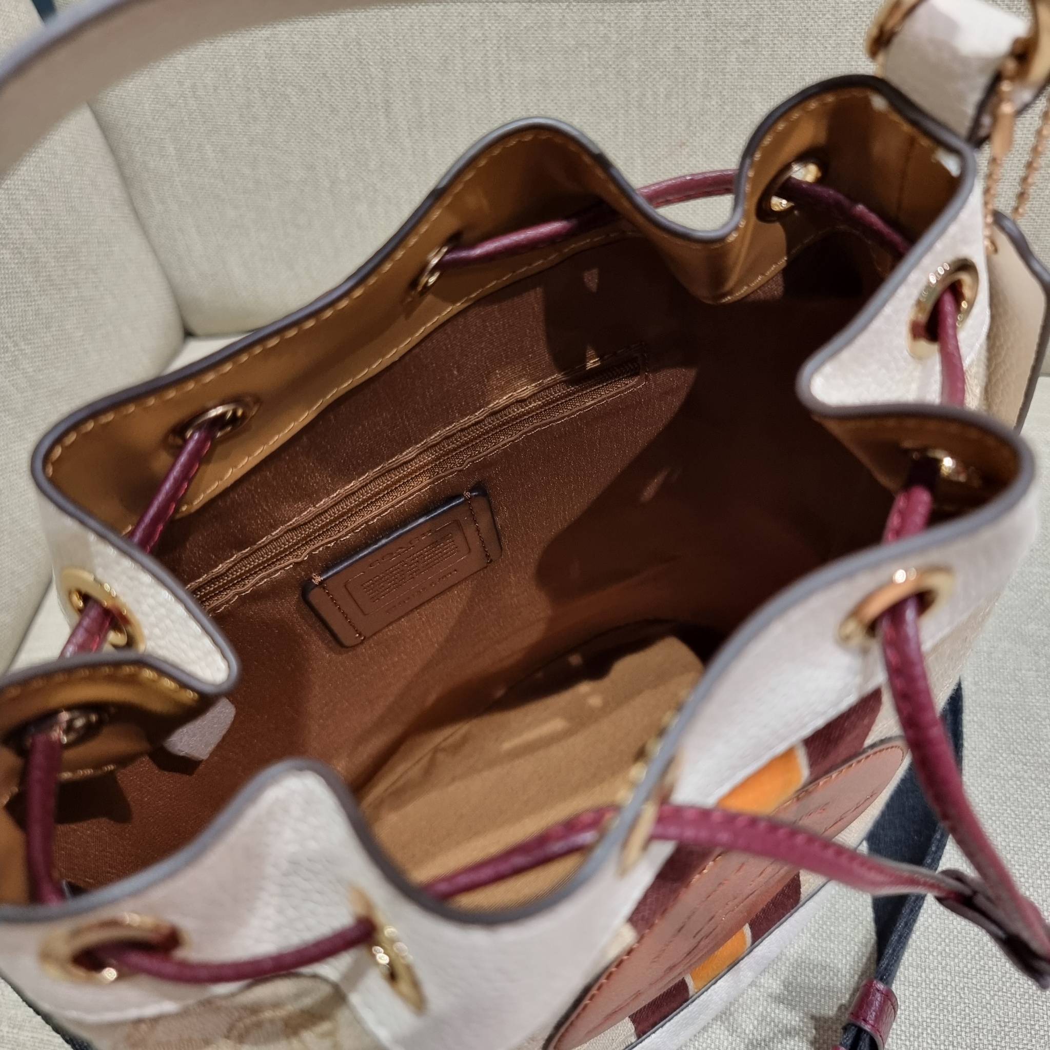 COACH C7084 DEMPSEY DRAWSTRING BUCKET BAG IN SIGNATURE JACQUARD WITH STRIPE AND COACH PATCH พี่สาวใบใหญ่สุดสวยมาแล้วจ้า!! กระเป๋าทรงถังไซส์ใหญ่ ที่สาวๆรอคอย ใช้งานง่ายด้วยการรูดหนังปิดรอบปากกระเป๋า ทุกอย่างลงตัวที่สุด!! โดดเด่นด้วยลวดลายสีสันที่ละมุนมาก ว