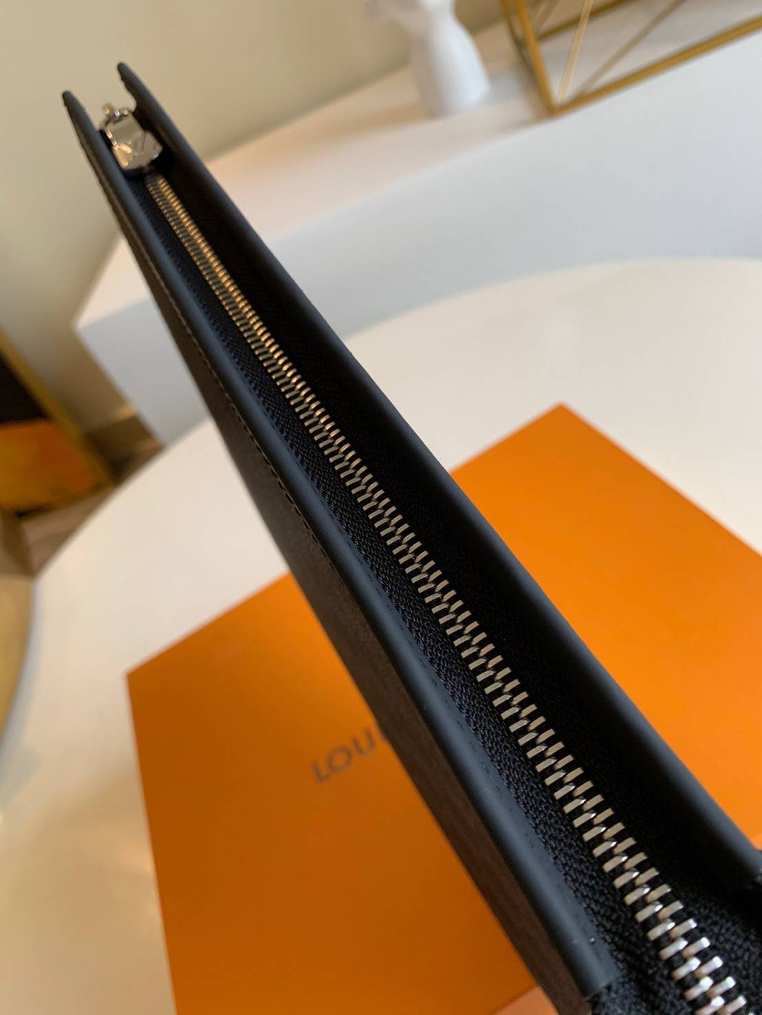 หนังแท้ LOUIS VUITTON POCHETTE VOYAGE MM พร้อมส่งที่ไทย LV CLUTCH รุ่นขายดีตลอดกาล งานหนังแท้เกรดออริจินอล ภาพสินค้าถ่ายจากงานขายจริงค่ะ